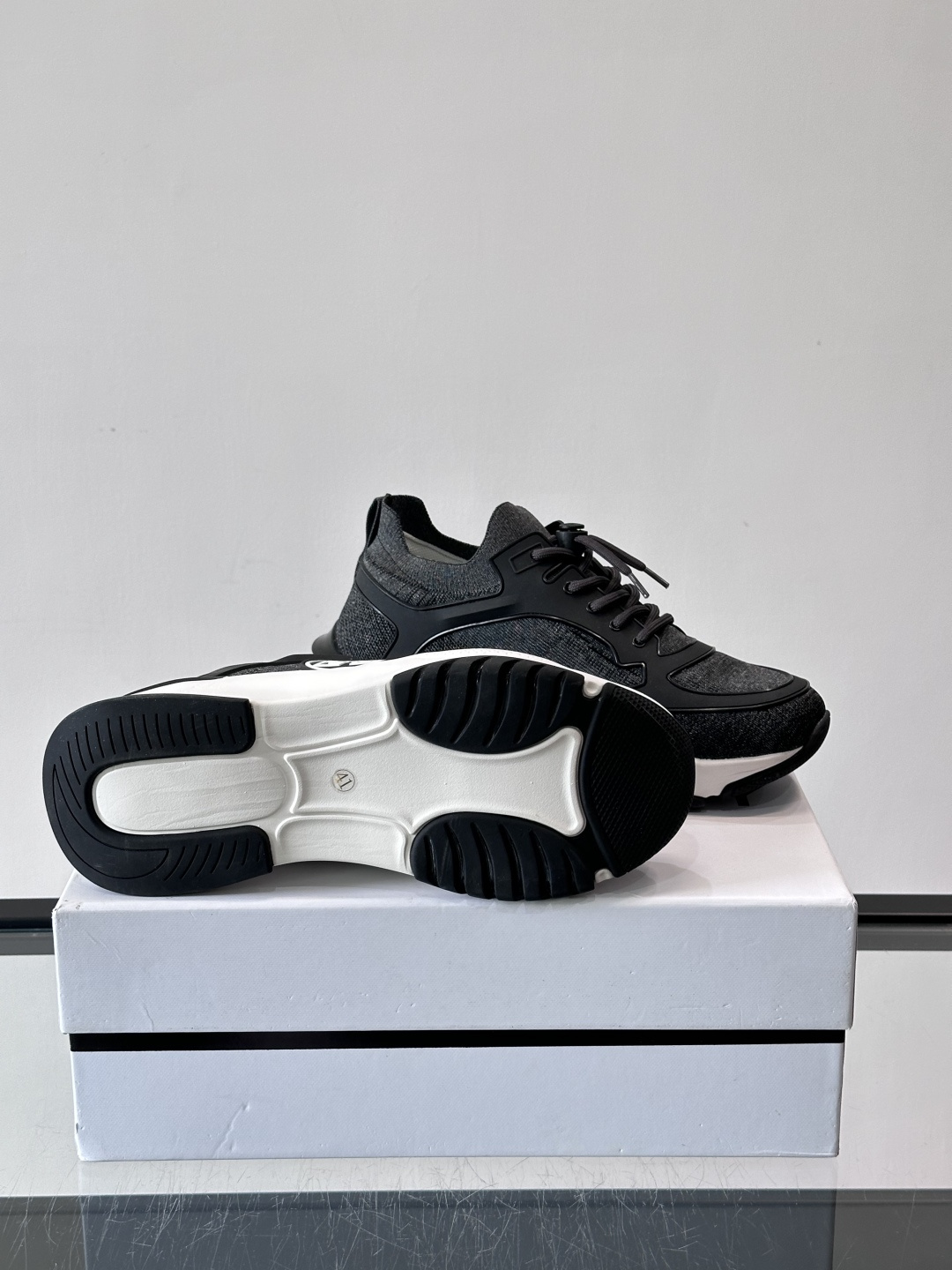 G纪梵希男士系列跑鞋，采用针织面料，侧面有经典logo标志，辨识度超高。厚底设计，Eva中底+黑色橡胶外