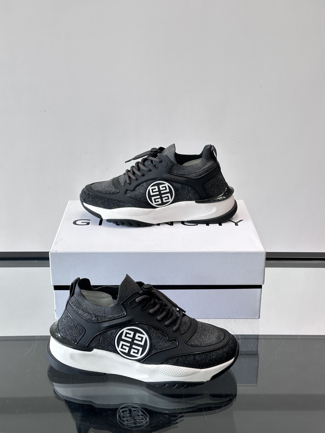 G纪梵希男士系列跑鞋，采用针织面料，侧面有经典logo标志，辨识度超高。厚底设计，Eva中底+黑色橡胶外