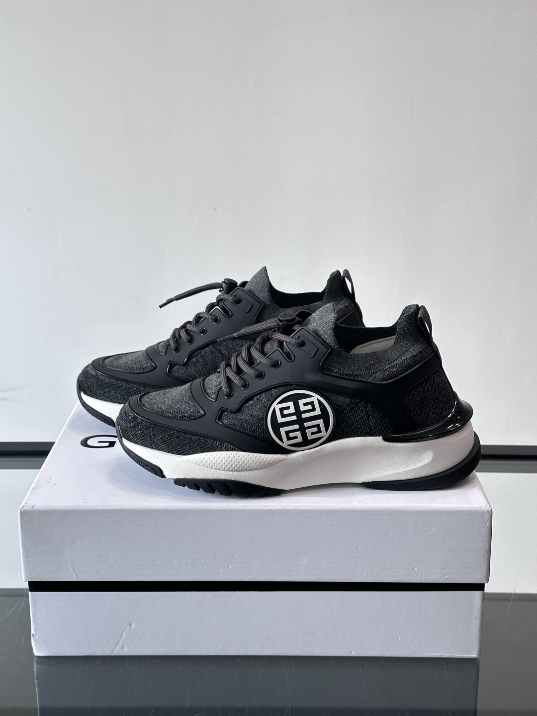 G纪梵希男士系列跑鞋，采用针织面料，侧面有经典logo标志，辨识度超高。厚底设计，Eva中底+黑色橡胶外