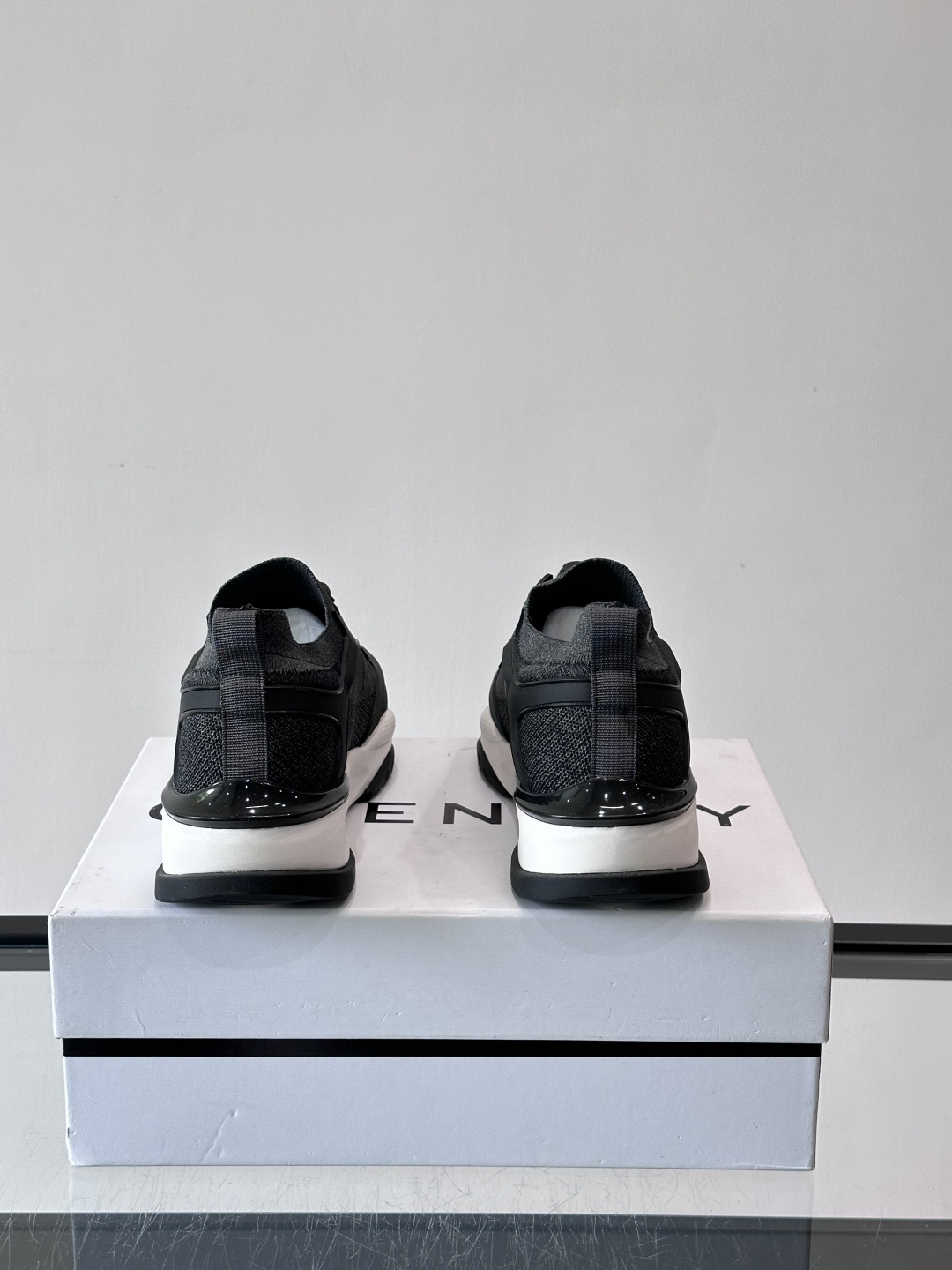 G纪梵希男士系列跑鞋，采用针织面料，侧面有经典logo标志，辨识度超高。厚底设计，Eva中底+黑色橡胶外