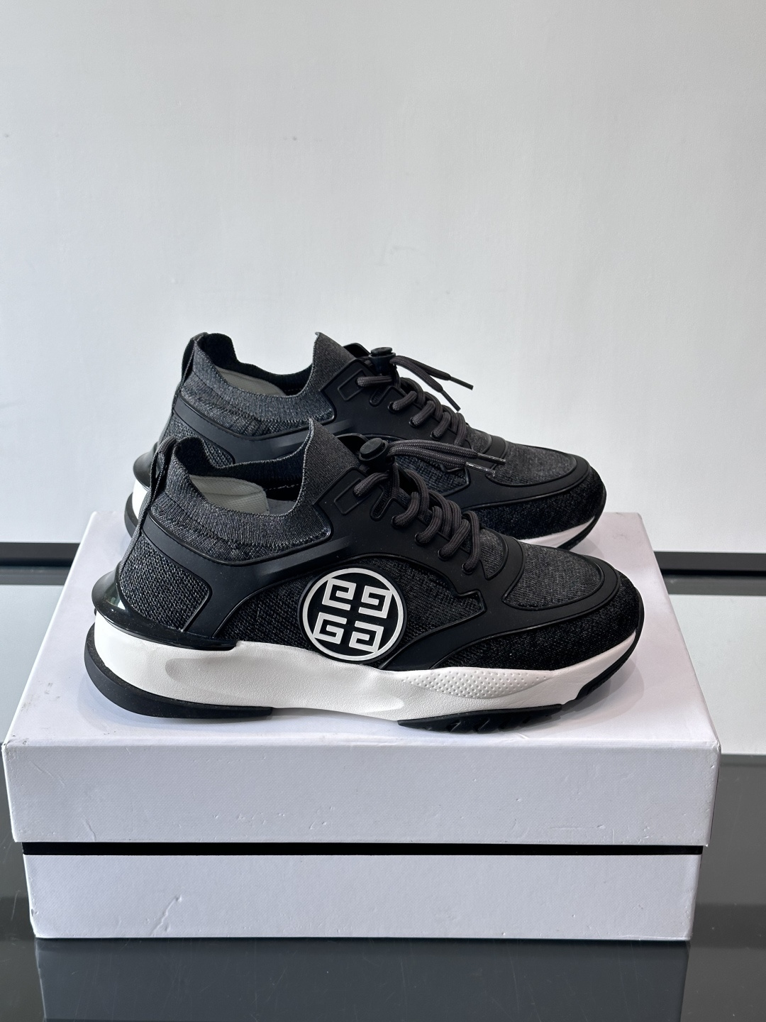 G纪梵希男士系列跑鞋，采用针织面料，侧面有经典logo标志，辨识度超高。厚底设计，Eva中底+黑色橡胶外