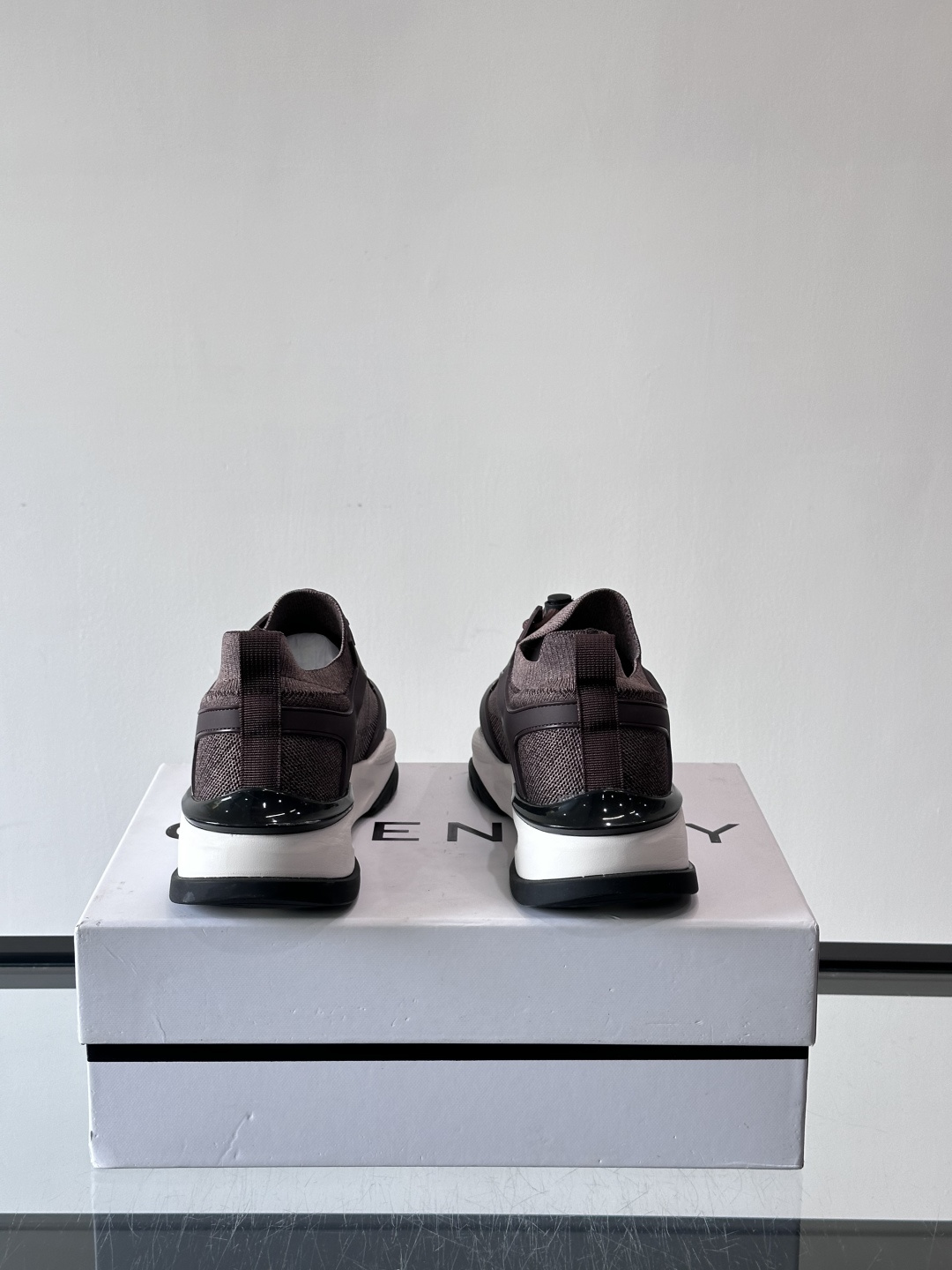 G纪梵希男士系列跑鞋，采用针织面料，侧面有经典logo标志，辨识度超高。厚底设计，Eva中底+黑色橡胶外