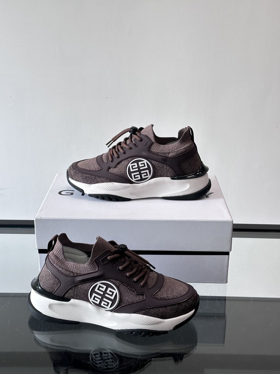 G纪梵希男士系列跑鞋，采用针织面料，侧面有经典logo标志，辨识度超高。厚底设计，Eva中底+黑色橡胶外