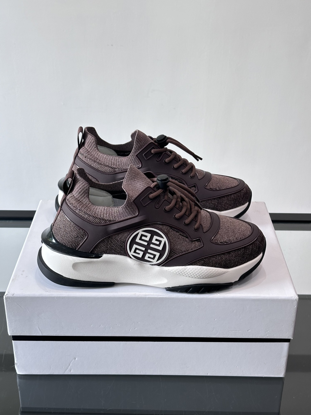 G纪梵希男士系列跑鞋，采用针织面料，侧面有经典logo标志，辨识度超高。厚底设计，Eva中底+黑色橡胶外