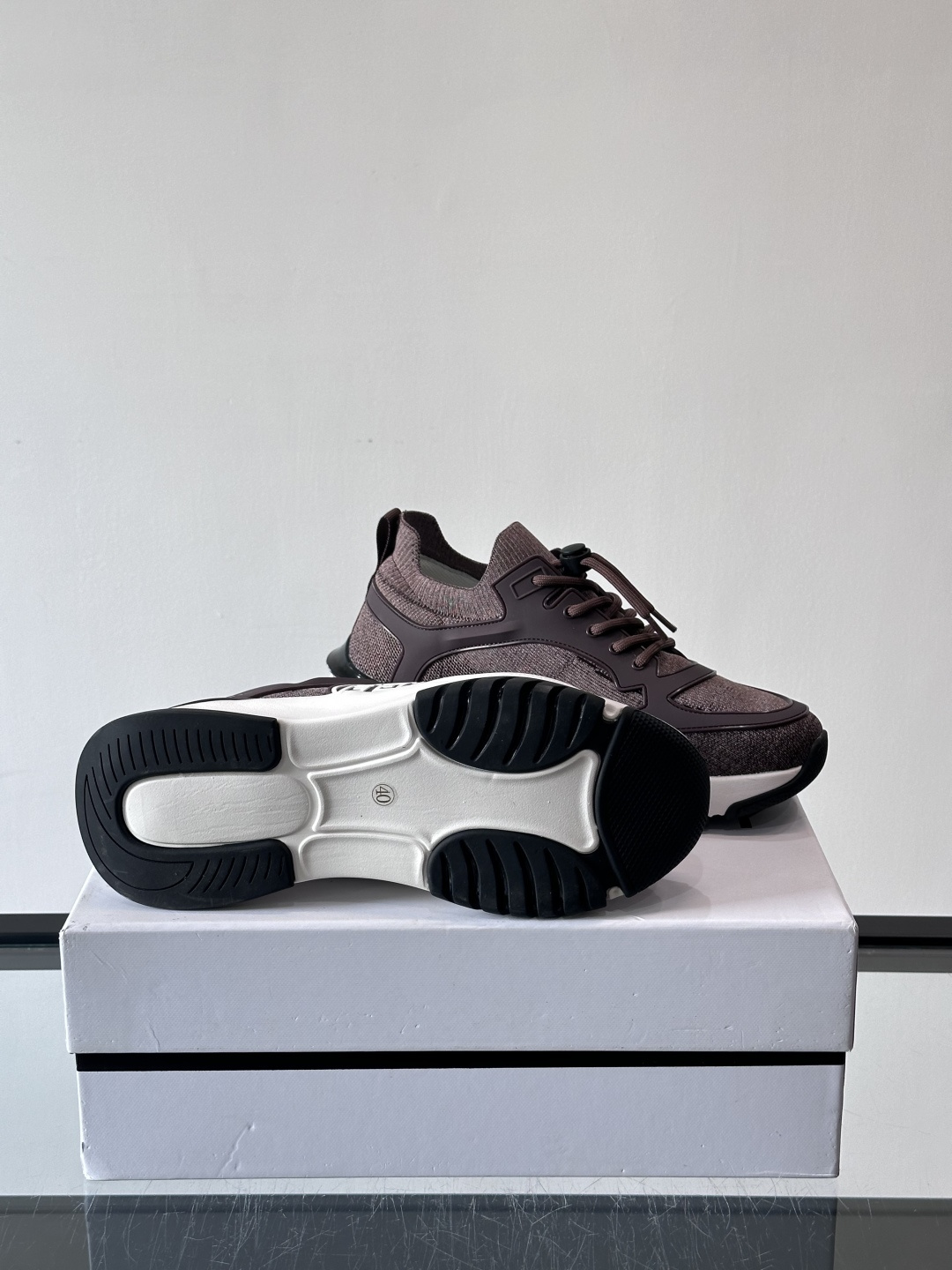 G纪梵希男士系列跑鞋，采用针织面料，侧面有经典logo标志，辨识度超高。厚底设计，Eva中底+黑色橡胶外