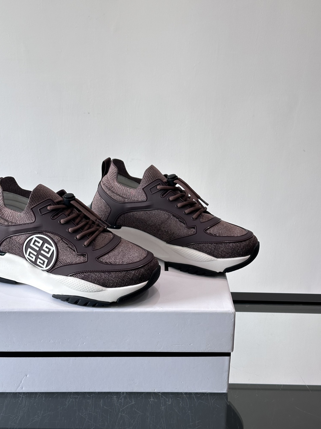 G纪梵希男士系列跑鞋，采用针织面料，侧面有经典logo标志，辨识度超高。厚底设计，Eva中底+黑色橡胶外