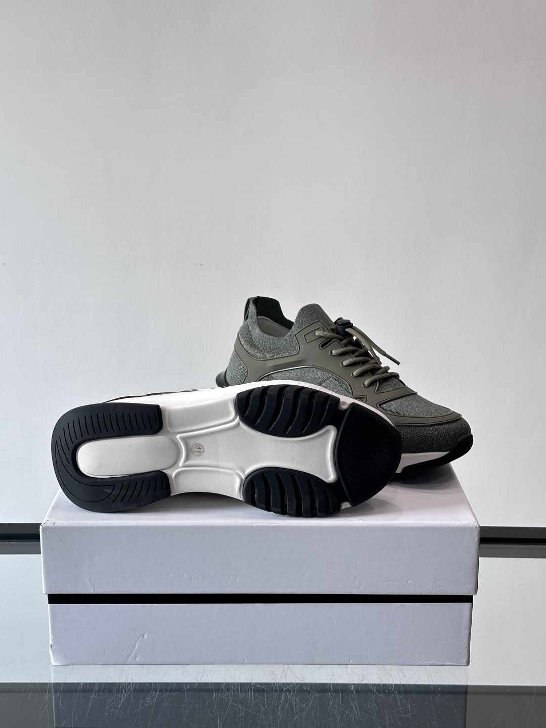 G纪梵希男士系列跑鞋，采用针织面料，侧面有经典logo标志，辨识度超高。厚底设计，Eva中底+黑色橡胶外