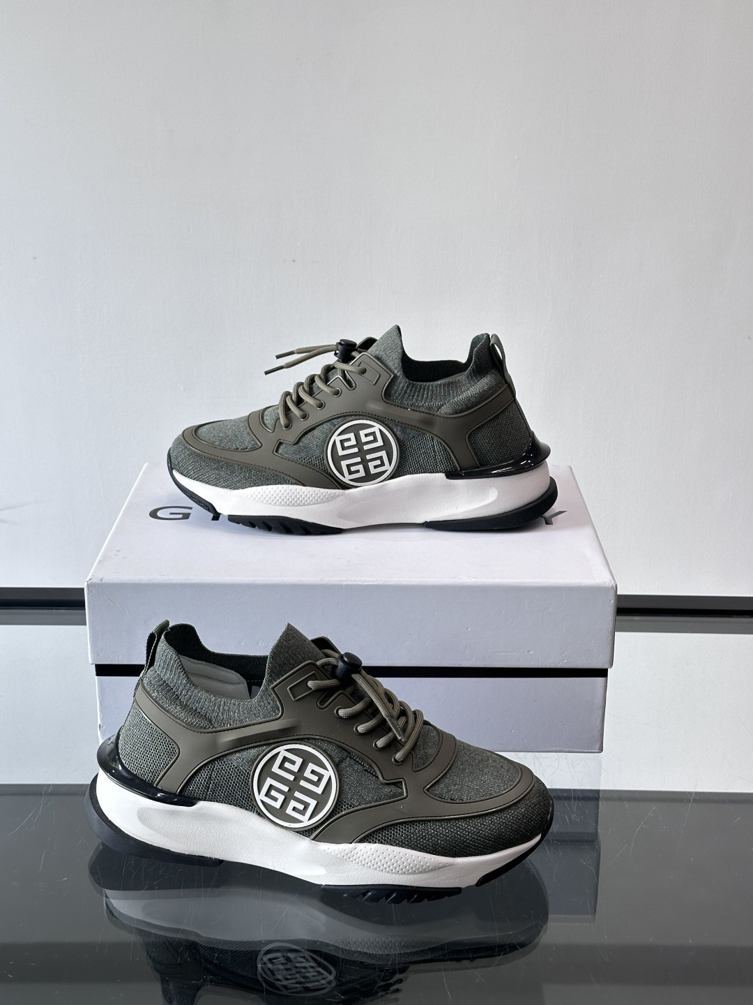G纪梵希男士系列跑鞋，采用针织面料，侧面有经典logo标志，辨识度超高。厚底设计，Eva中底+黑色橡胶外