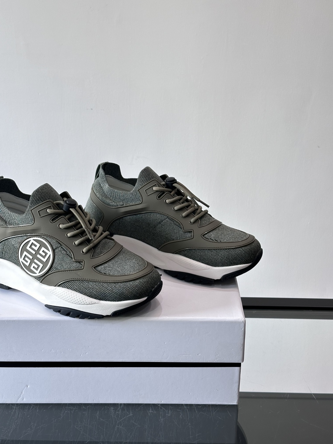 G纪梵希男士系列跑鞋，采用针织面料，侧面有经典logo标志，辨识度超高。厚底设计，Eva中底+黑色橡胶外