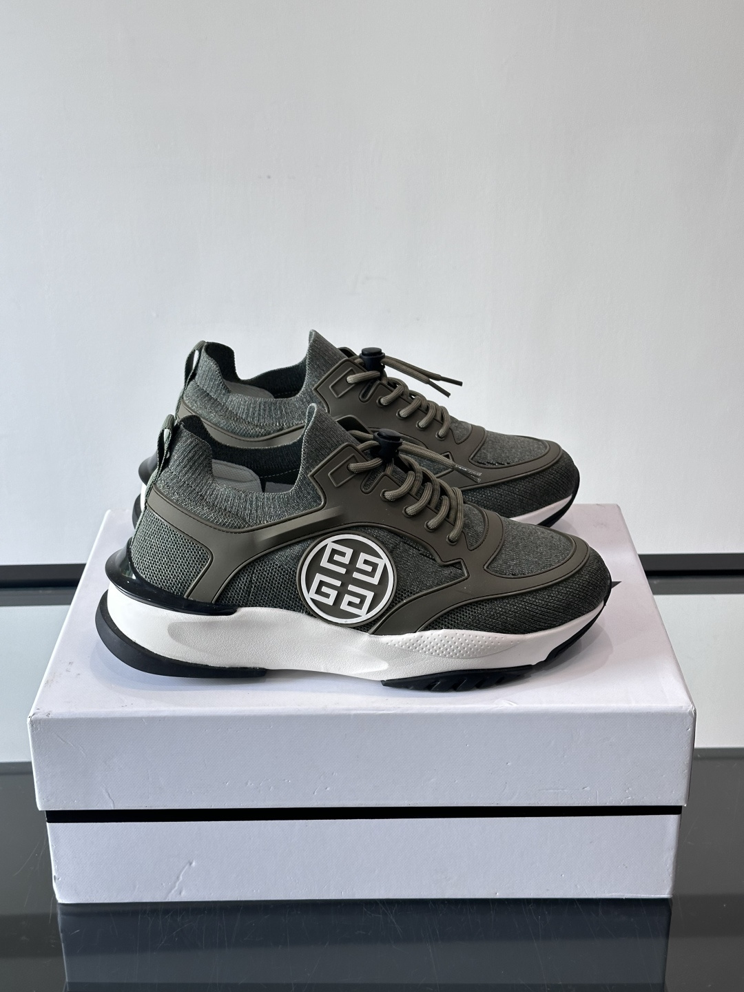 G纪梵希男士系列跑鞋，采用针织面料，侧面有经典logo标志，辨识度超高。厚底设计，Eva中底+黑色橡胶外