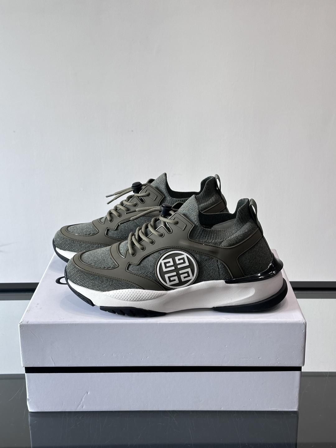 G纪梵希男士系列跑鞋，采用针织面料，侧面有经典logo标志，辨识度超高。厚底设计，Eva中底+黑色橡胶外