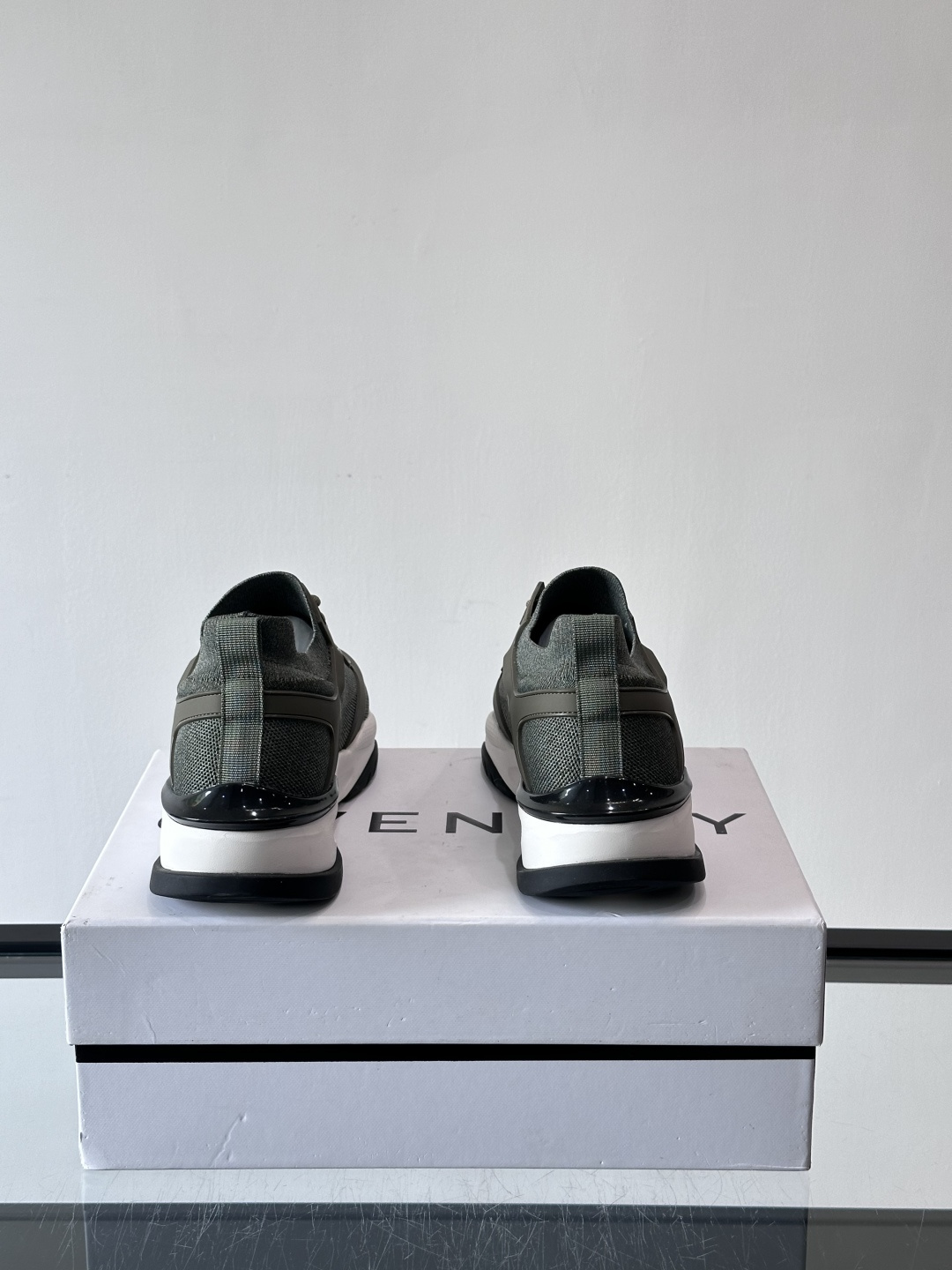 G纪梵希男士系列跑鞋，采用针织面料，侧面有经典logo标志，辨识度超高。厚底设计，Eva中底+黑色橡胶外