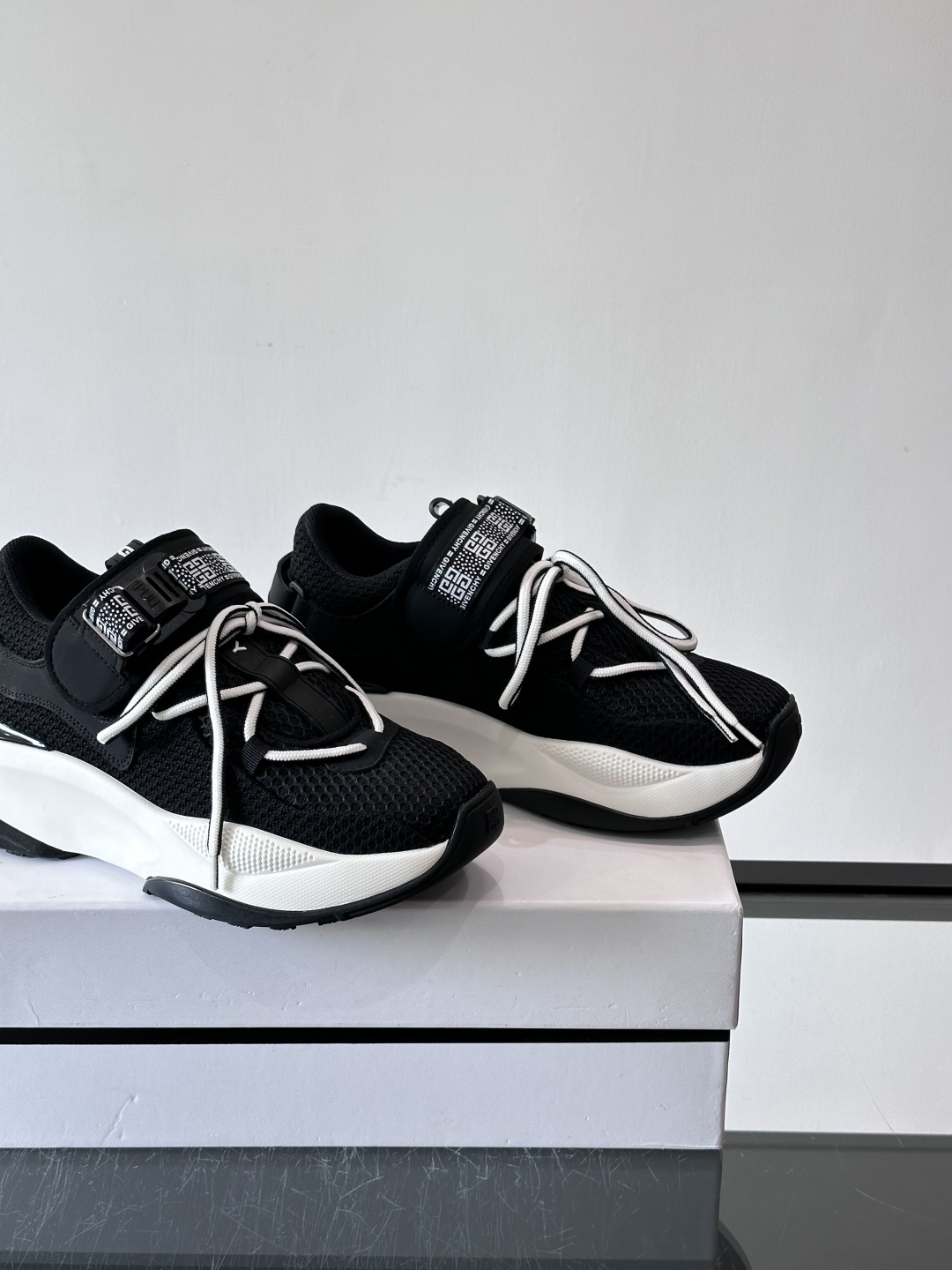 G纪梵希男士系列跑鞋，采用针织面料➕魔术贴设计，侧面有经典logo标志，辨识度超高。厚底设计，Eva中底