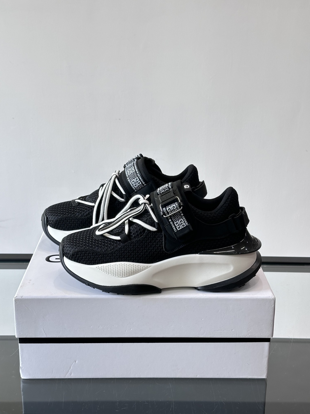 G纪梵希男士系列跑鞋，采用针织面料➕魔术贴设计，侧面有经典logo标志，辨识度超高。厚底设计，Eva中底