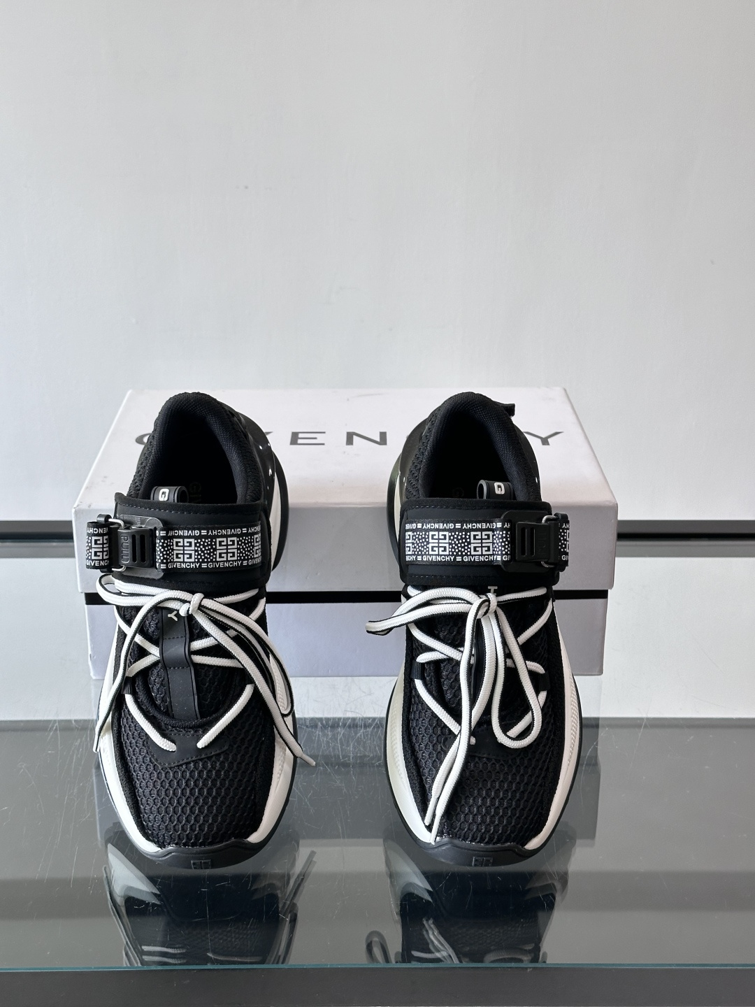 G纪梵希男士系列跑鞋，采用针织面料➕魔术贴设计，侧面有经典logo标志，辨识度超高。厚底设计，Eva中底