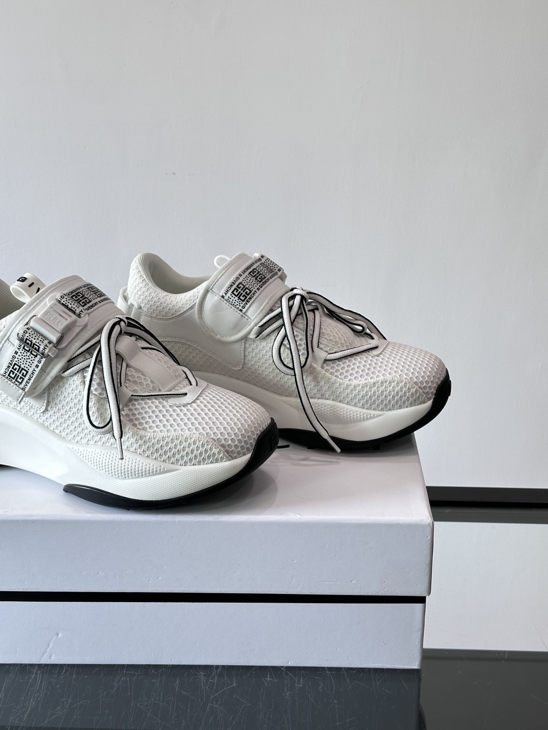 G纪梵希男士系列跑鞋，采用针织面料➕魔术贴设计，侧面有经典logo标志，辨识度超高。厚底设计，Eva中底