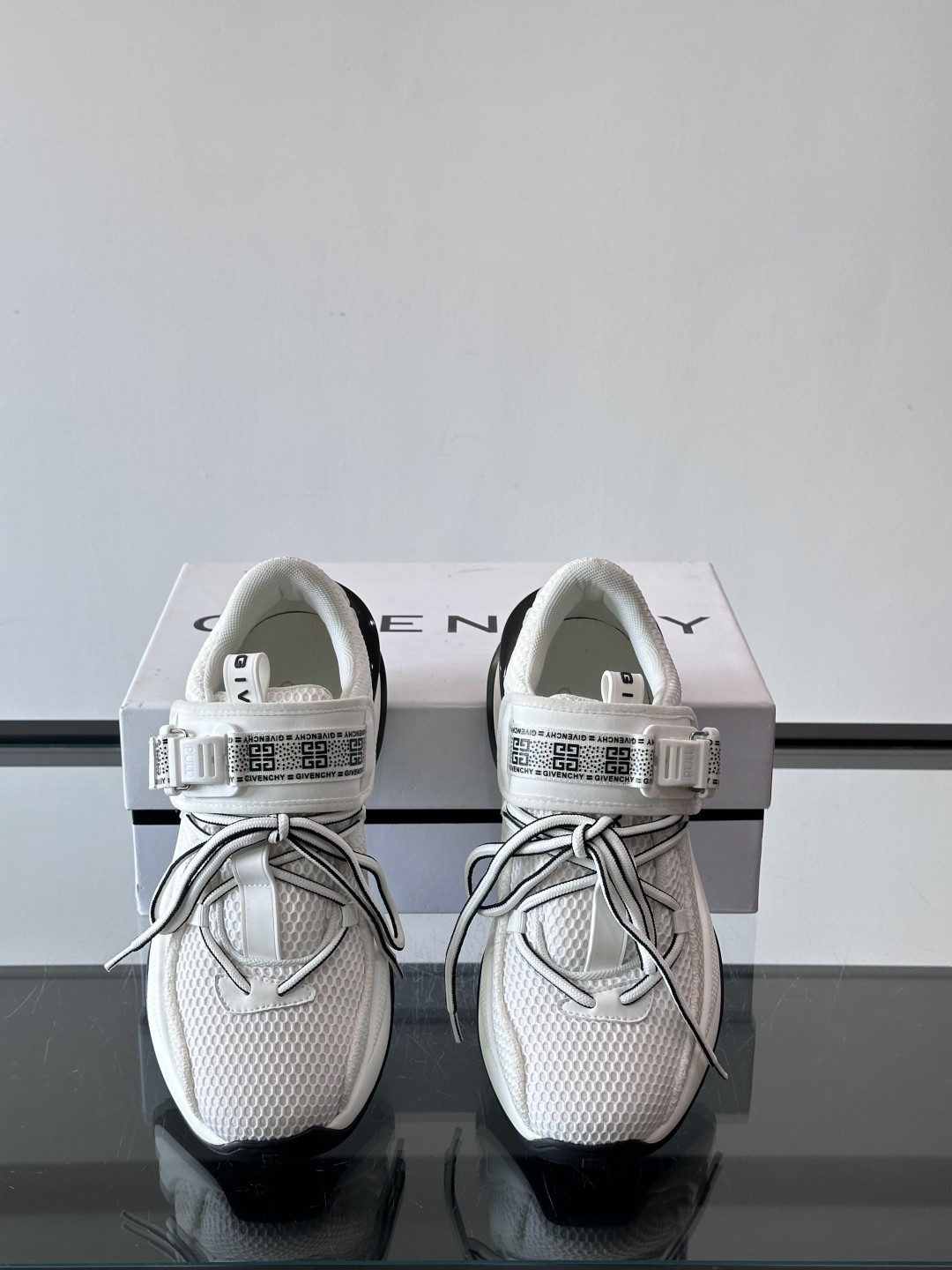 G纪梵希男士系列跑鞋，采用针织面料➕魔术贴设计，侧面有经典logo标志，辨识度超高。厚底设计，Eva中底