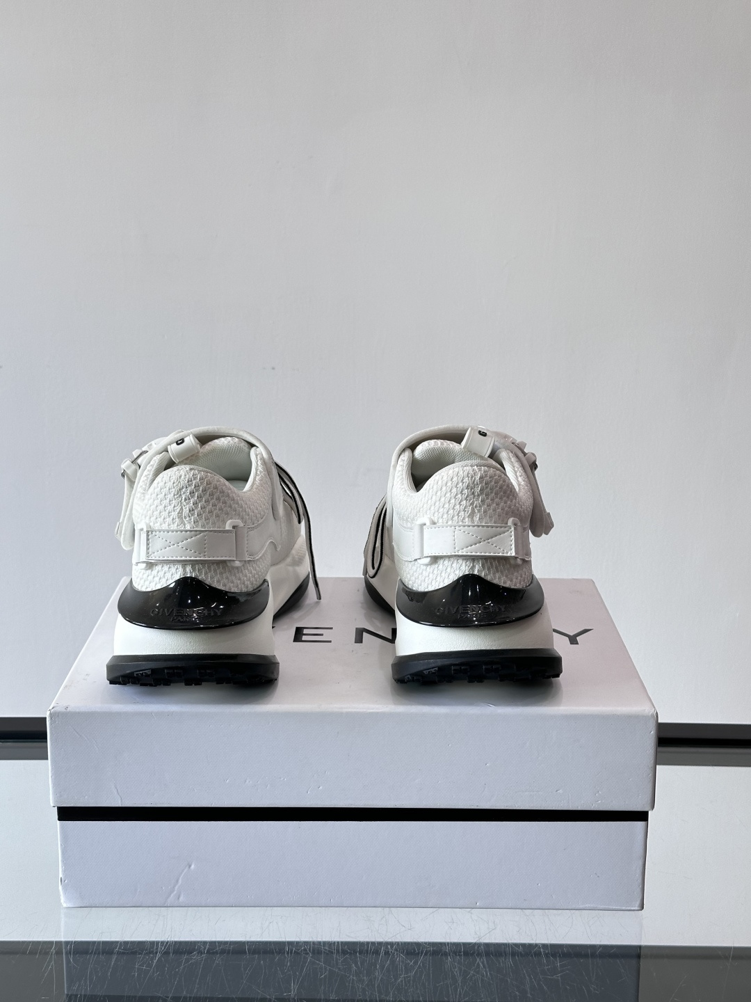 G纪梵希男士系列跑鞋，采用针织面料➕魔术贴设计，侧面有经典logo标志，辨识度超高。厚底设计，Eva中底