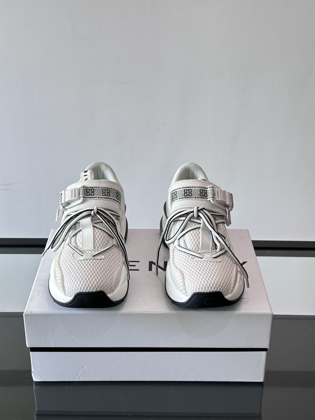 G纪梵希男士系列跑鞋，采用针织面料➕魔术贴设计，侧面有经典logo标志，辨识度超高。厚底设计，Eva中底