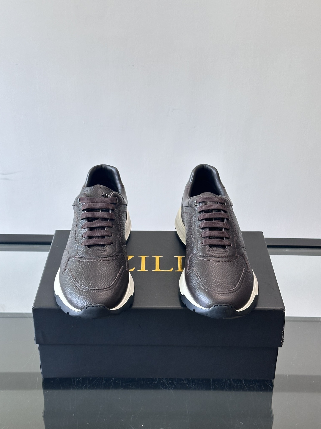 ZILLI男士牛皮休闲运动🏋️鞋，选用优质头层牛皮，鞋面光滑细腻，质感满分。经典低帮系带设计，鞋侧和鞋底