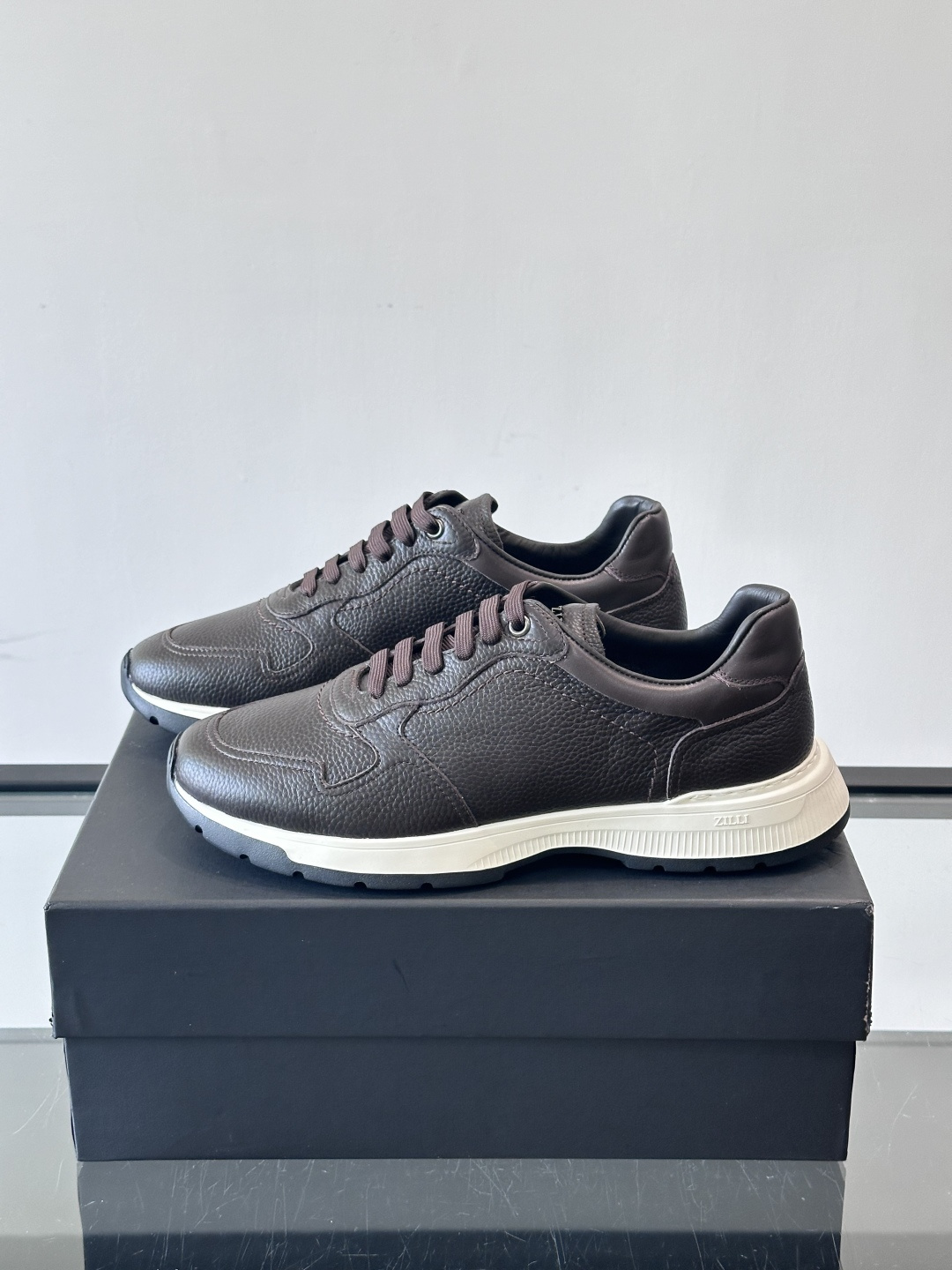 ZILLI男士牛皮休闲运动🏋️鞋，选用优质头层牛皮，鞋面光滑细腻，质感满分。经典低帮系带设计，鞋侧和鞋底