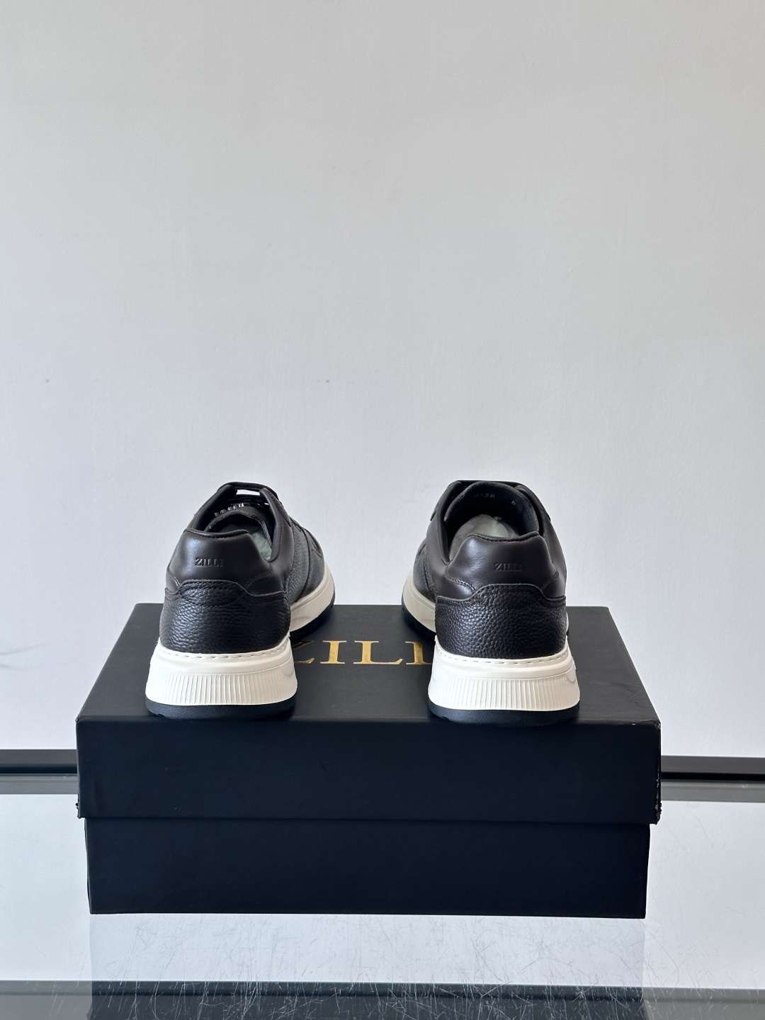 ZILLI男士牛皮休闲运动🏋️鞋，选用优质头层牛皮，鞋面光滑细腻，质感满分。经典低帮系带设计，鞋侧和鞋底