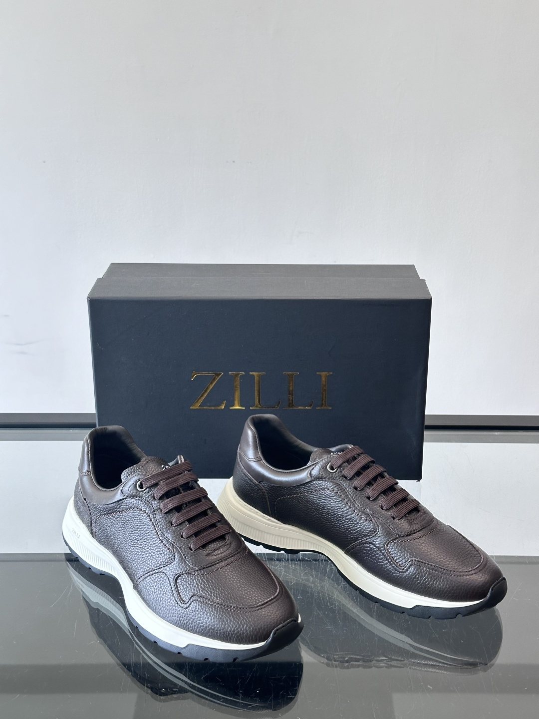 ZILLI男士牛皮休闲运动🏋️鞋，选用优质头层牛皮，鞋面光滑细腻，质感满分。经典低帮系带设计，鞋侧和鞋底