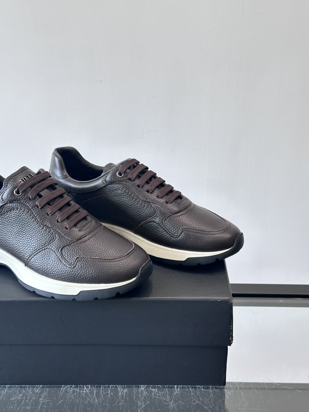 ZILLI男士牛皮休闲运动🏋️鞋，选用优质头层牛皮，鞋面光滑细腻，质感满分。经典低帮系带设计，鞋侧和鞋底