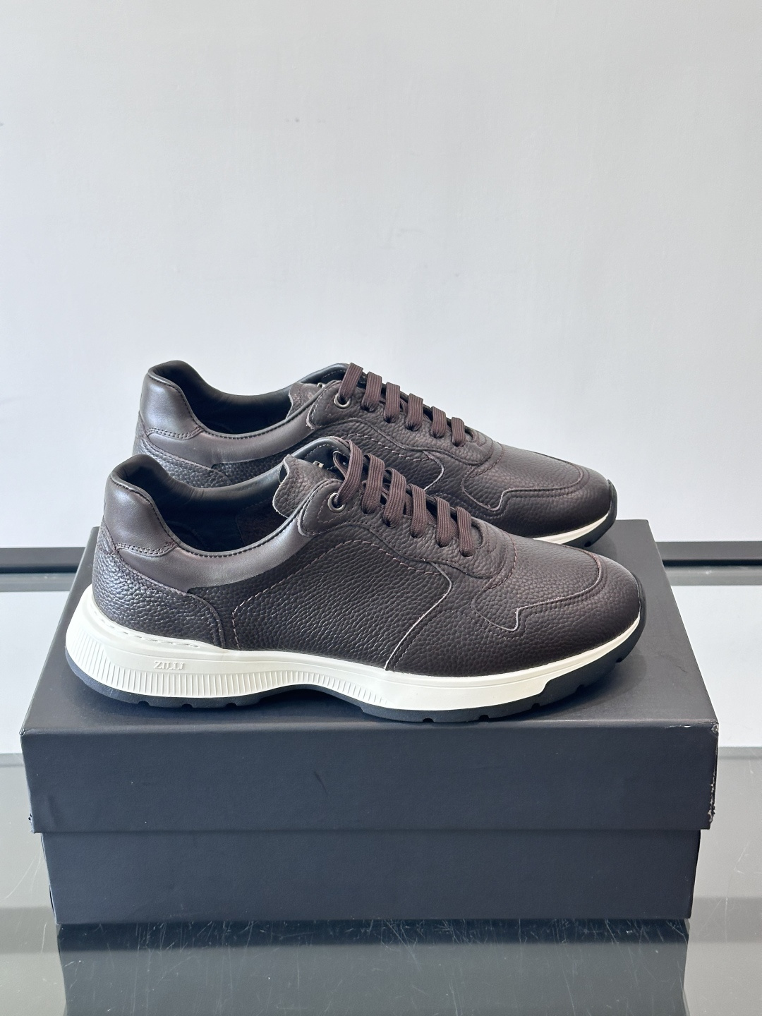 ZILLI男士牛皮休闲运动🏋️鞋，选用优质头层牛皮，鞋面光滑细腻，质感满分。经典低帮系带设计，鞋侧和鞋底