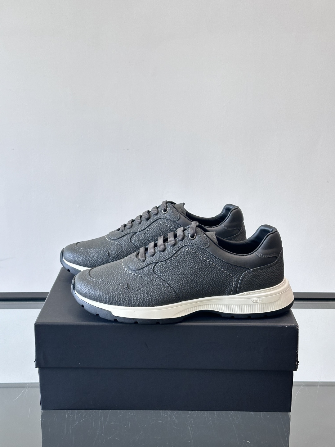 ZILLI男士牛皮休闲运动🏋️鞋，选用优质头层牛皮，鞋面光滑细腻，质感满分。经典低帮系带设计，鞋侧和鞋底
