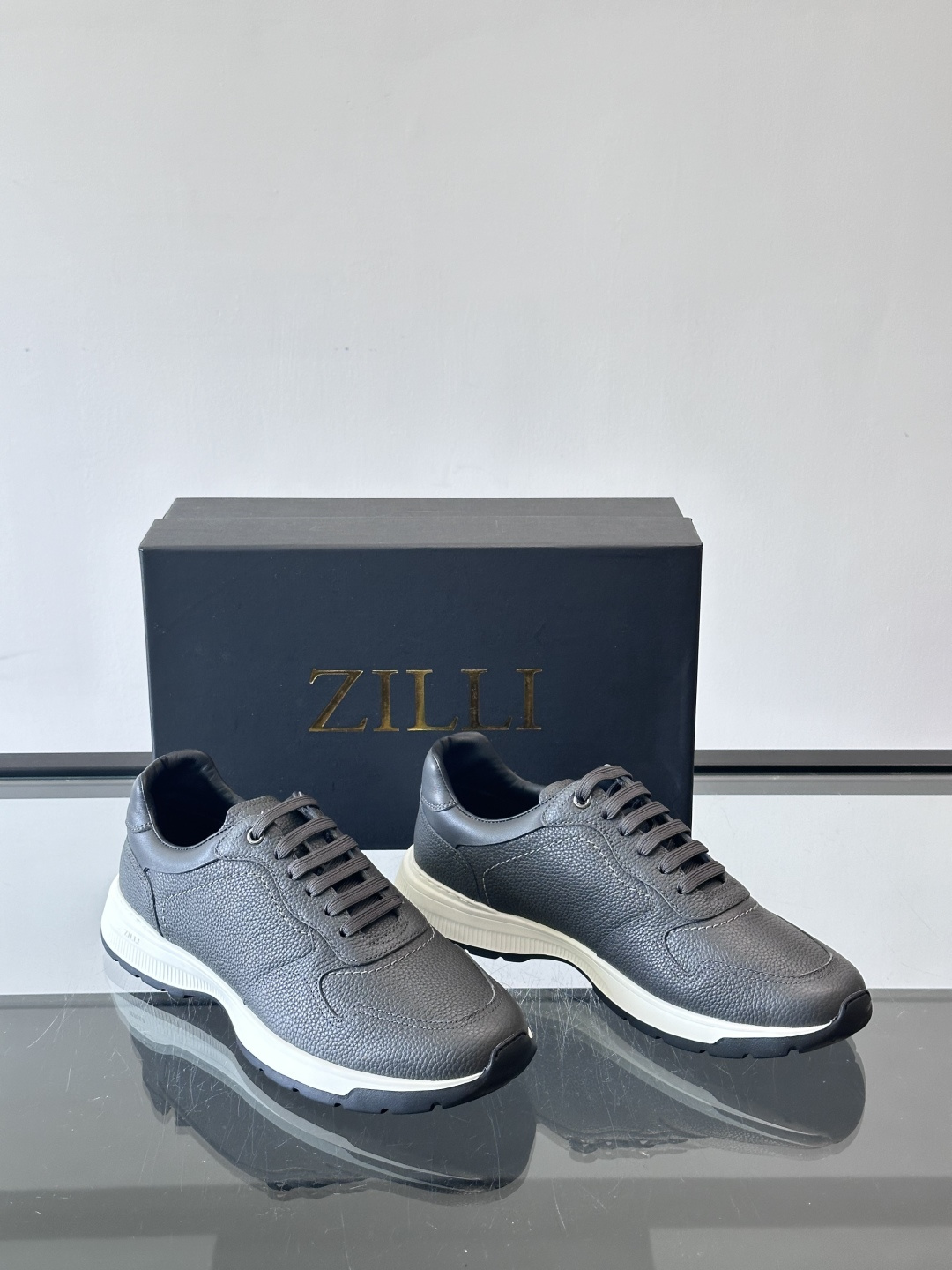 ZILLI男士牛皮休闲运动🏋️鞋，选用优质头层牛皮，鞋面光滑细腻，质感满分。经典低帮系带设计，鞋侧和鞋底