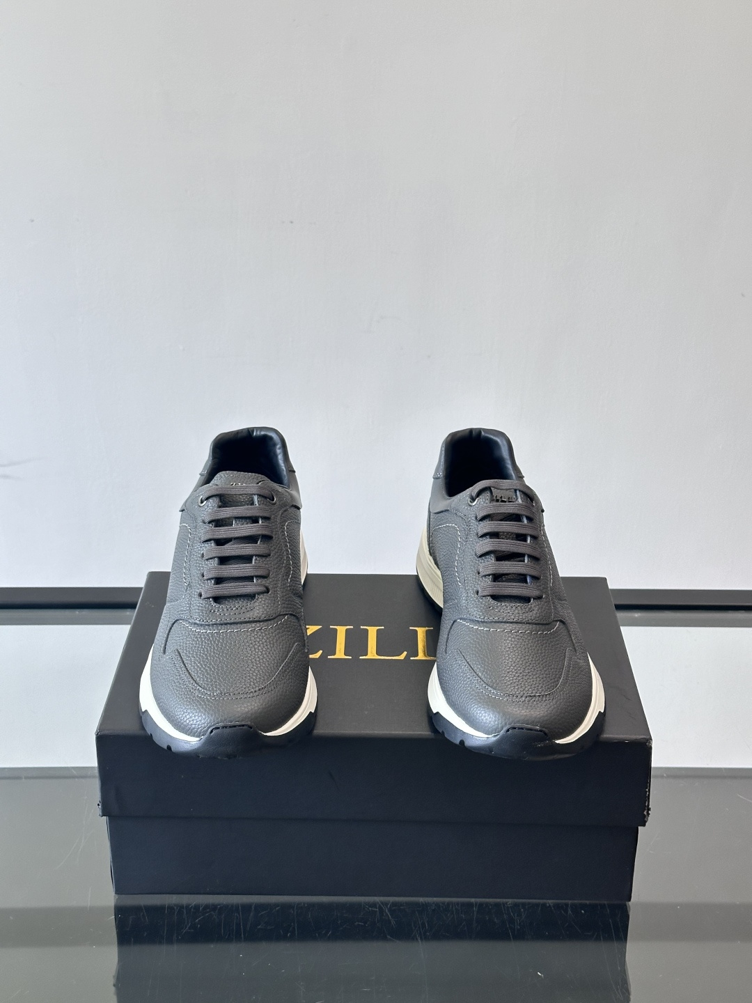 ZILLI男士牛皮休闲运动🏋️鞋，选用优质头层牛皮，鞋面光滑细腻，质感满分。经典低帮系带设计，鞋侧和鞋底