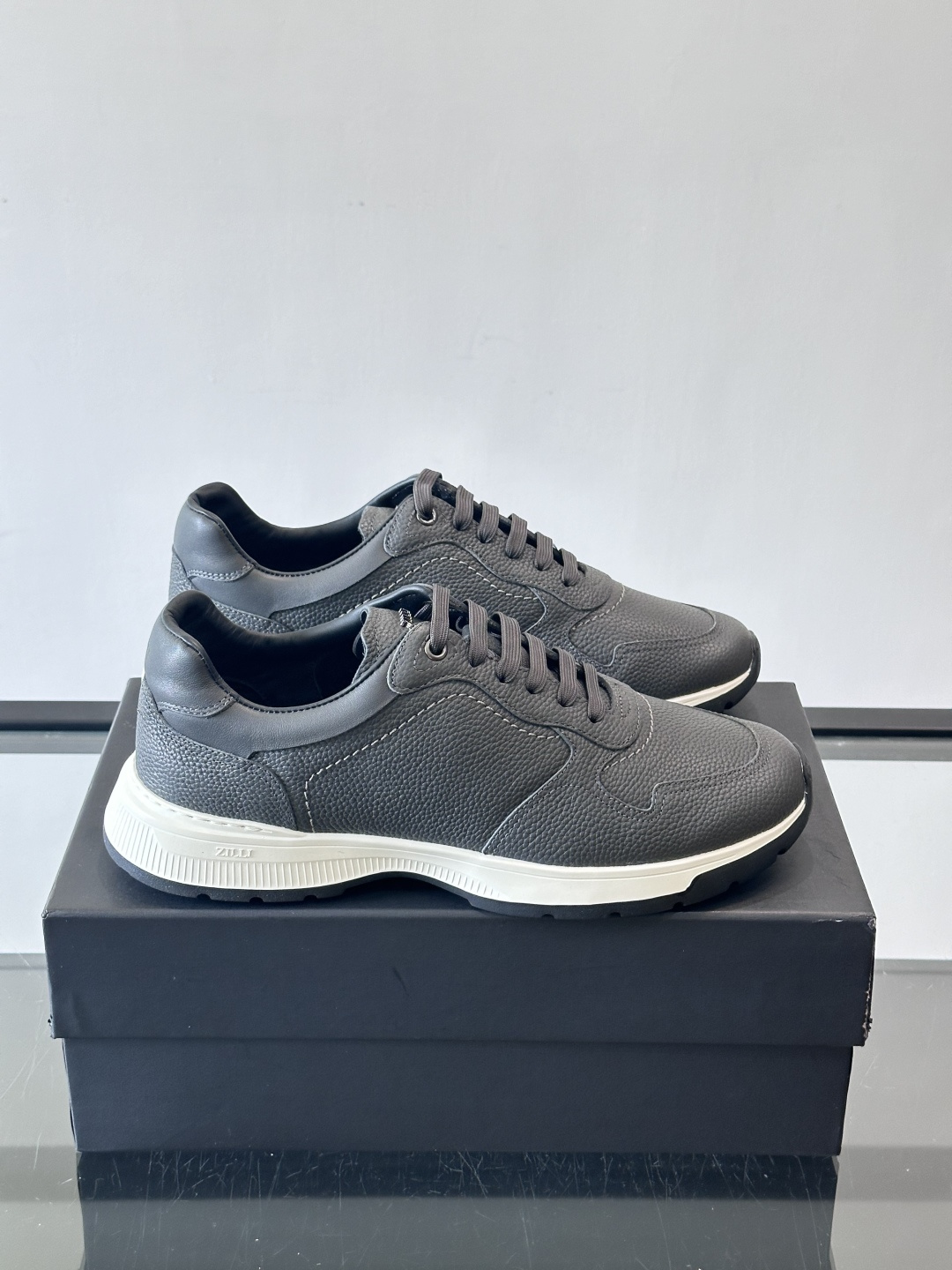 ZILLI男士牛皮休闲运动🏋️鞋，选用优质头层牛皮，鞋面光滑细腻，质感满分。经典低帮系带设计，鞋侧和鞋底