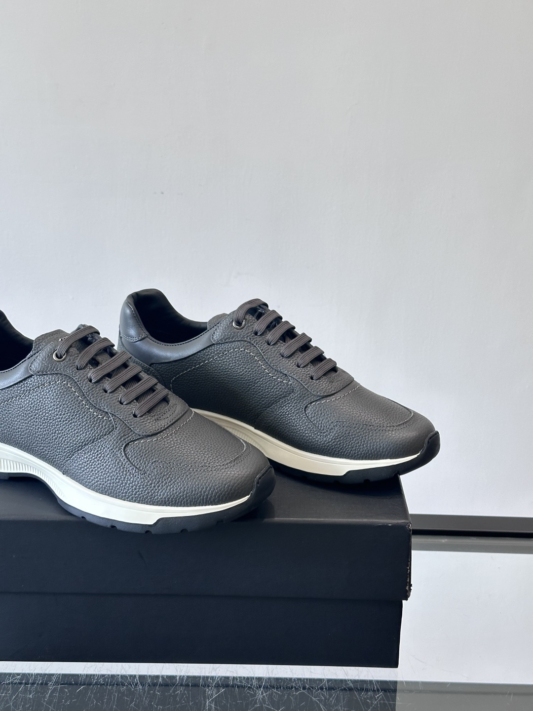 ZILLI男士牛皮休闲运动🏋️鞋，选用优质头层牛皮，鞋面光滑细腻，质感满分。经典低帮系带设计，鞋侧和鞋底