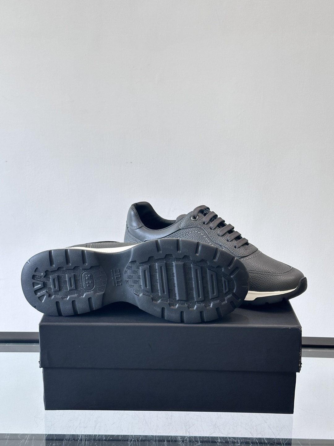 ZILLI男士牛皮休闲运动🏋️鞋，选用优质头层牛皮，鞋面光滑细腻，质感满分。经典低帮系带设计，鞋侧和鞋底