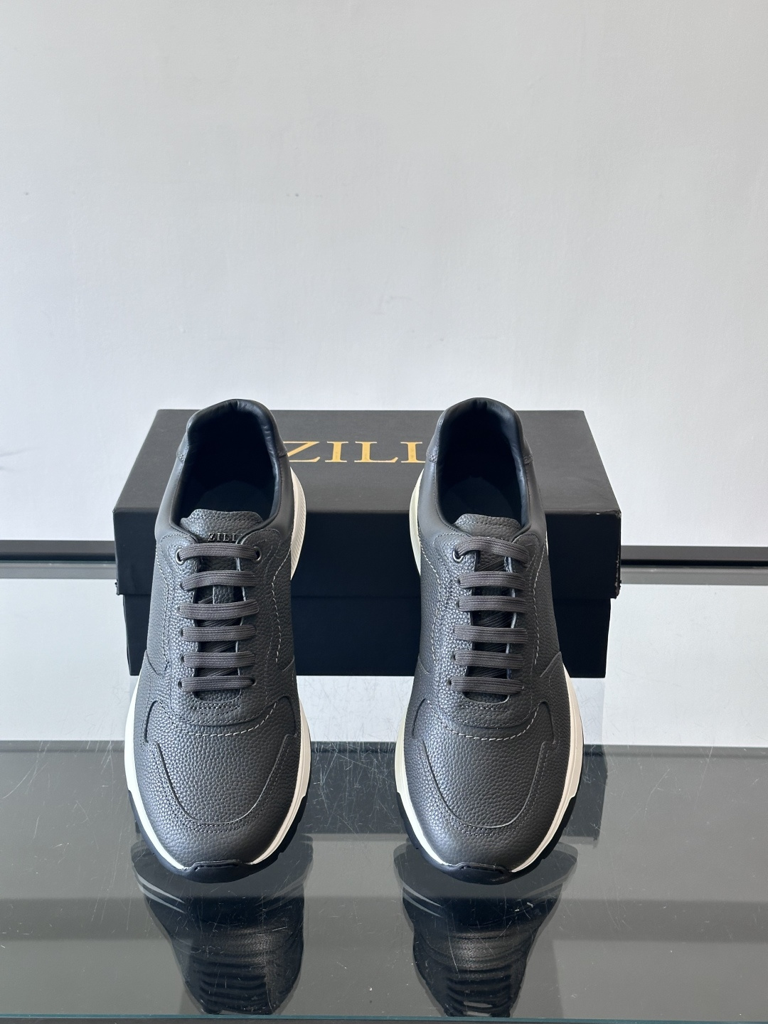 ZILLI男士牛皮休闲运动🏋️鞋，选用优质头层牛皮，鞋面光滑细腻，质感满分。经典低帮系带设计，鞋侧和鞋底