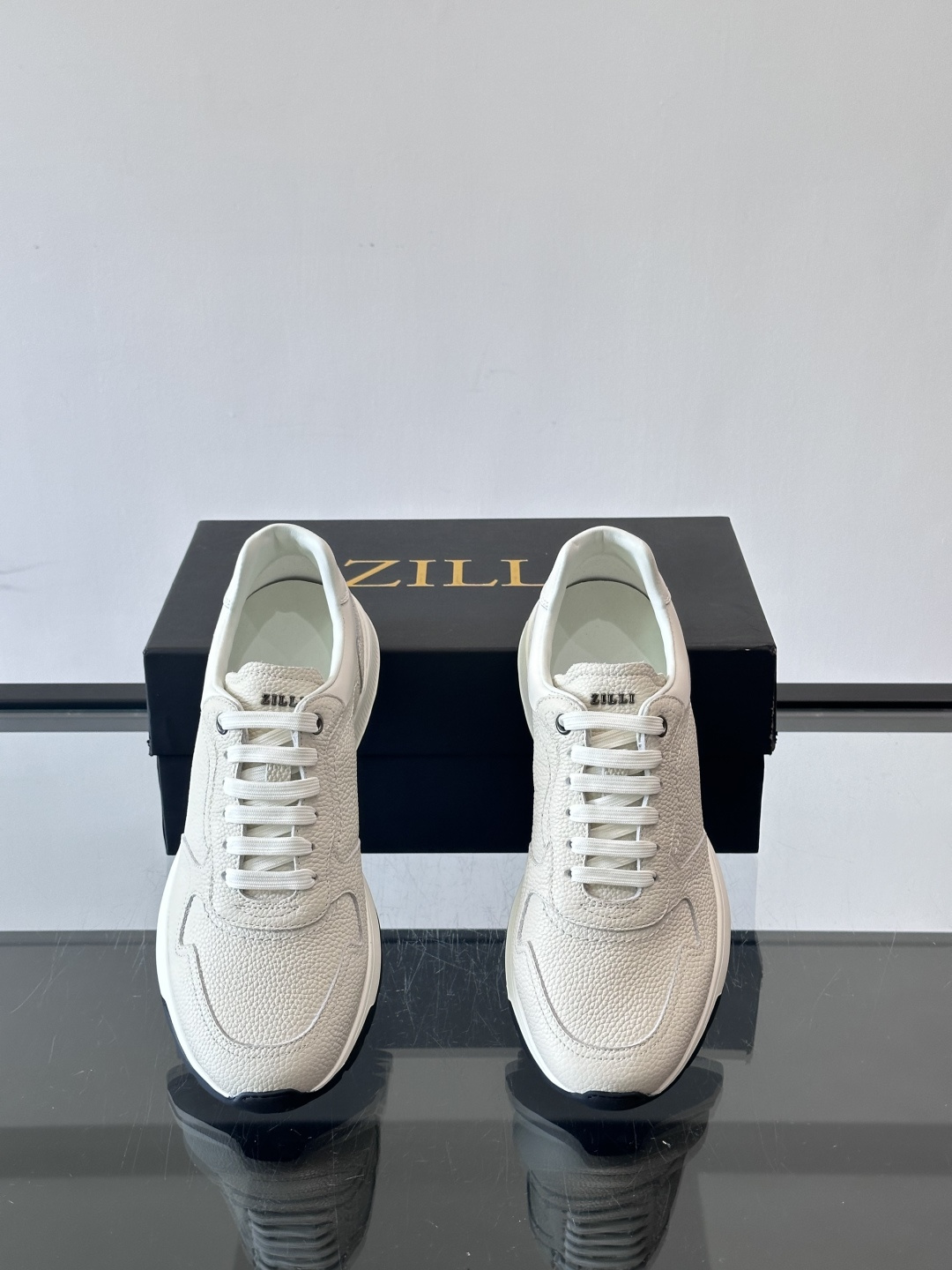 ZILLI男士牛皮休闲运动🏋️鞋，选用优质头层牛皮，鞋面光滑细腻，质感满分。经典低帮系带设计，鞋侧和鞋底