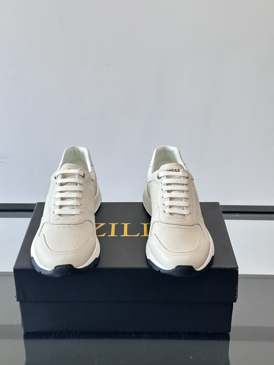 ZILLI男士牛皮休闲运动🏋️鞋，选用优质头层牛皮，鞋面光滑细腻，质感满分。经典低帮系带设计，鞋侧和鞋底