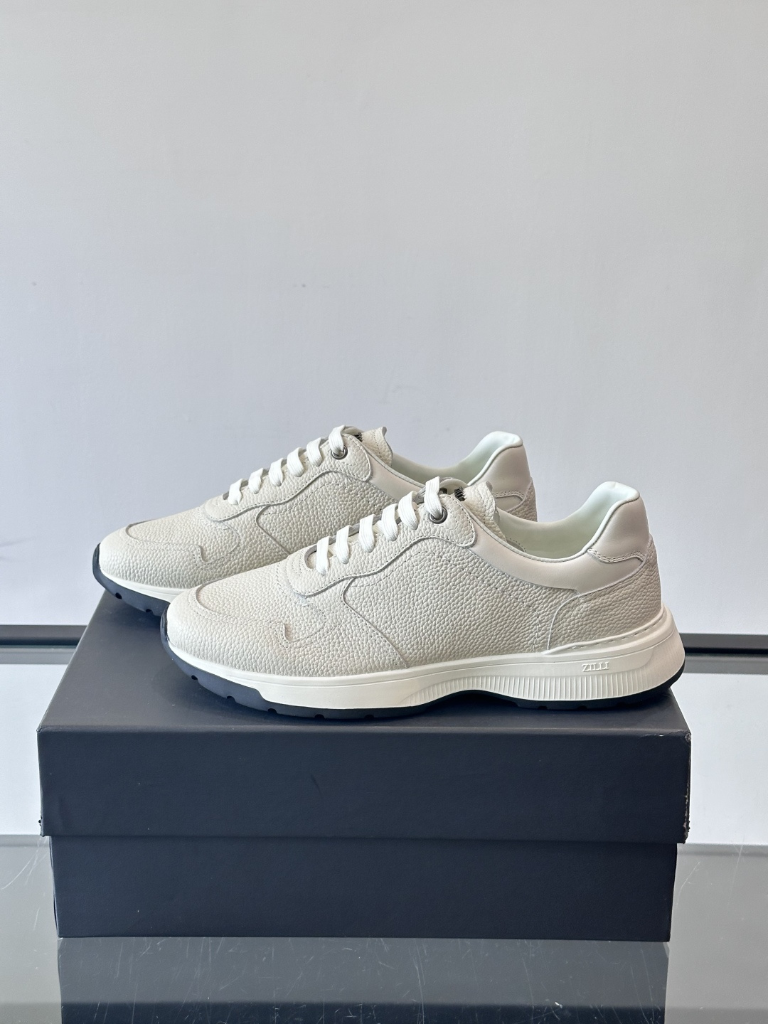 ZILLI男士牛皮休闲运动🏋️鞋，选用优质头层牛皮，鞋面光滑细腻，质感满分。经典低帮系带设计，鞋侧和鞋底