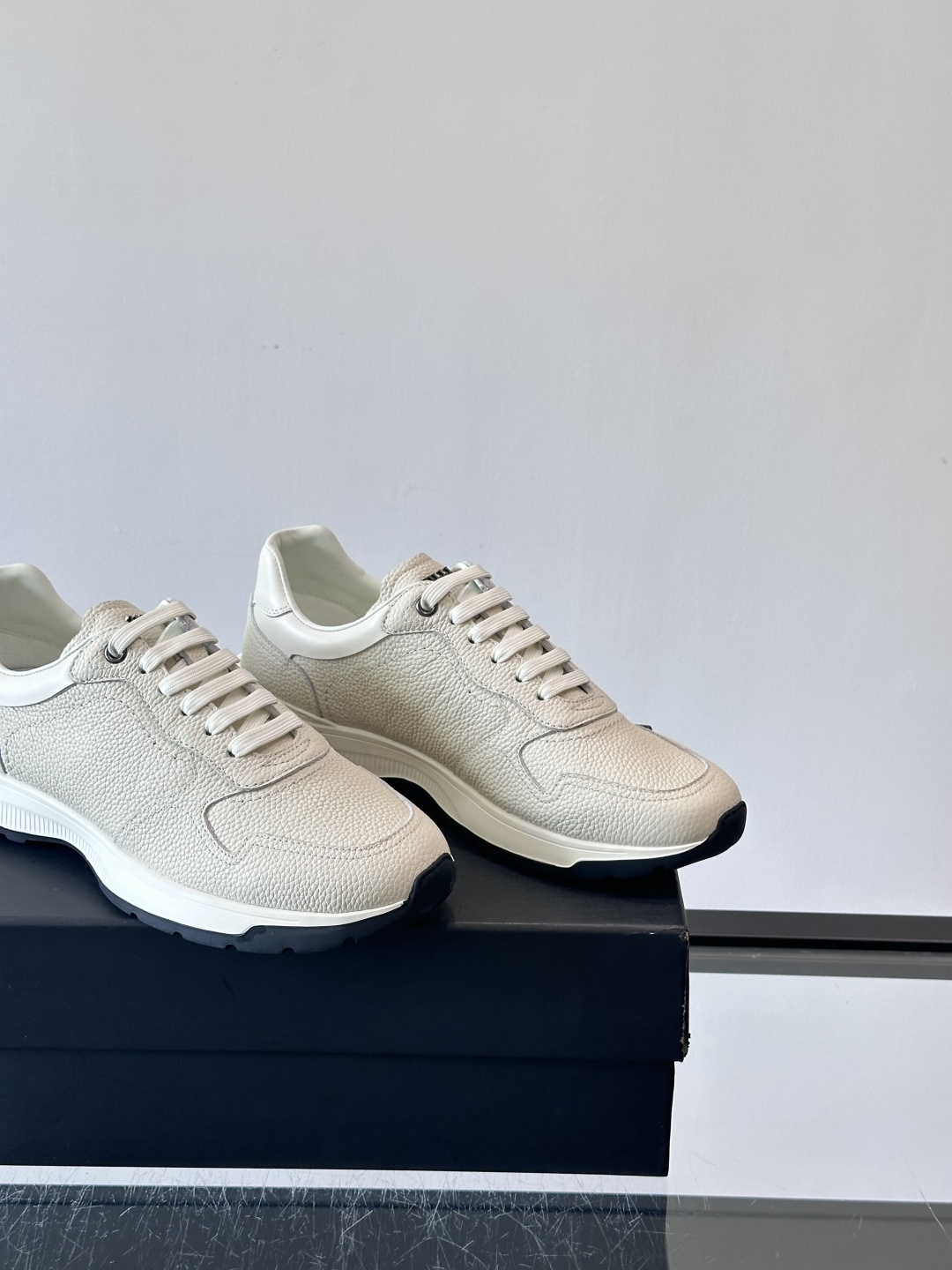 ZILLI男士牛皮休闲运动🏋️鞋，选用优质头层牛皮，鞋面光滑细腻，质感满分。经典低帮系带设计，鞋侧和鞋底