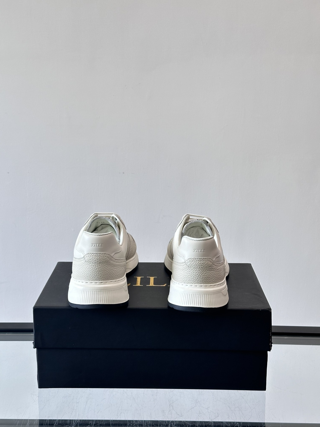 ZILLI男士牛皮休闲运动🏋️鞋，选用优质头层牛皮，鞋面光滑细腻，质感满分。经典低帮系带设计，鞋侧和鞋底