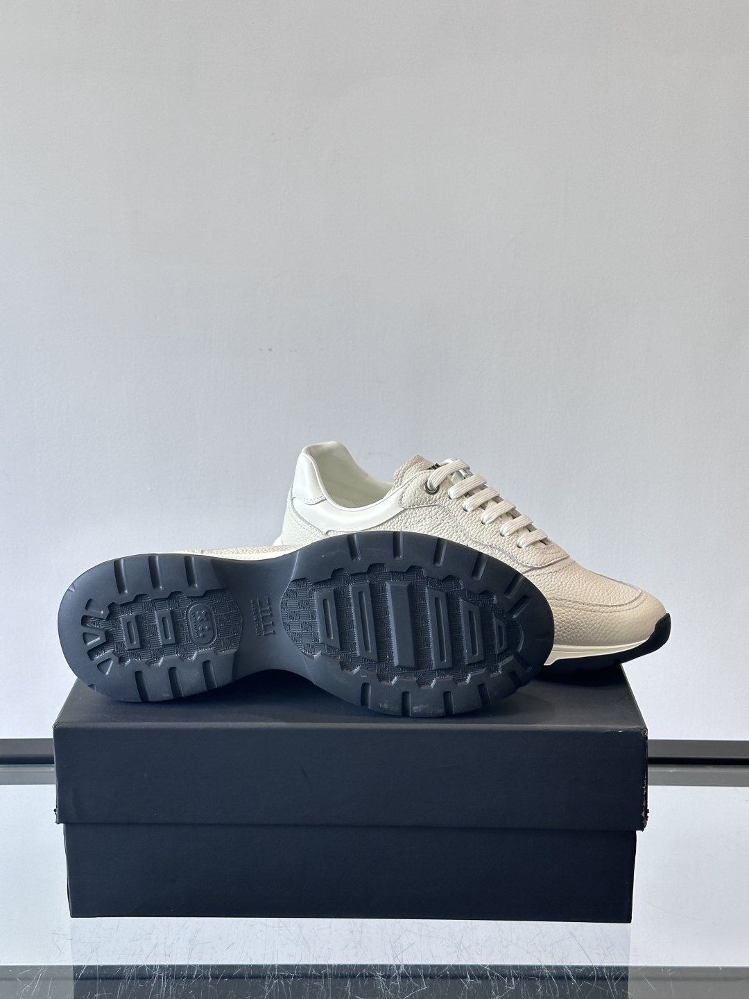 ZILLI男士牛皮休闲运动🏋️鞋，选用优质头层牛皮，鞋面光滑细腻，质感满分。经典低帮系带设计，鞋侧和鞋底