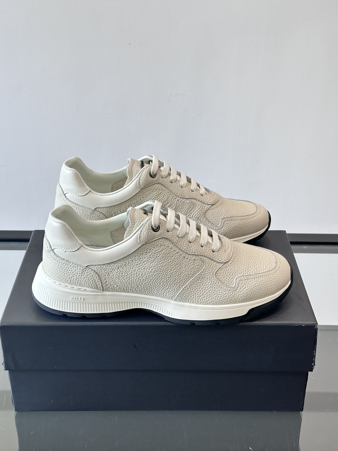 ZILLI男士牛皮休闲运动🏋️鞋，选用优质头层牛皮，鞋面光滑细腻，质感满分。经典低帮系带设计，鞋侧和鞋底