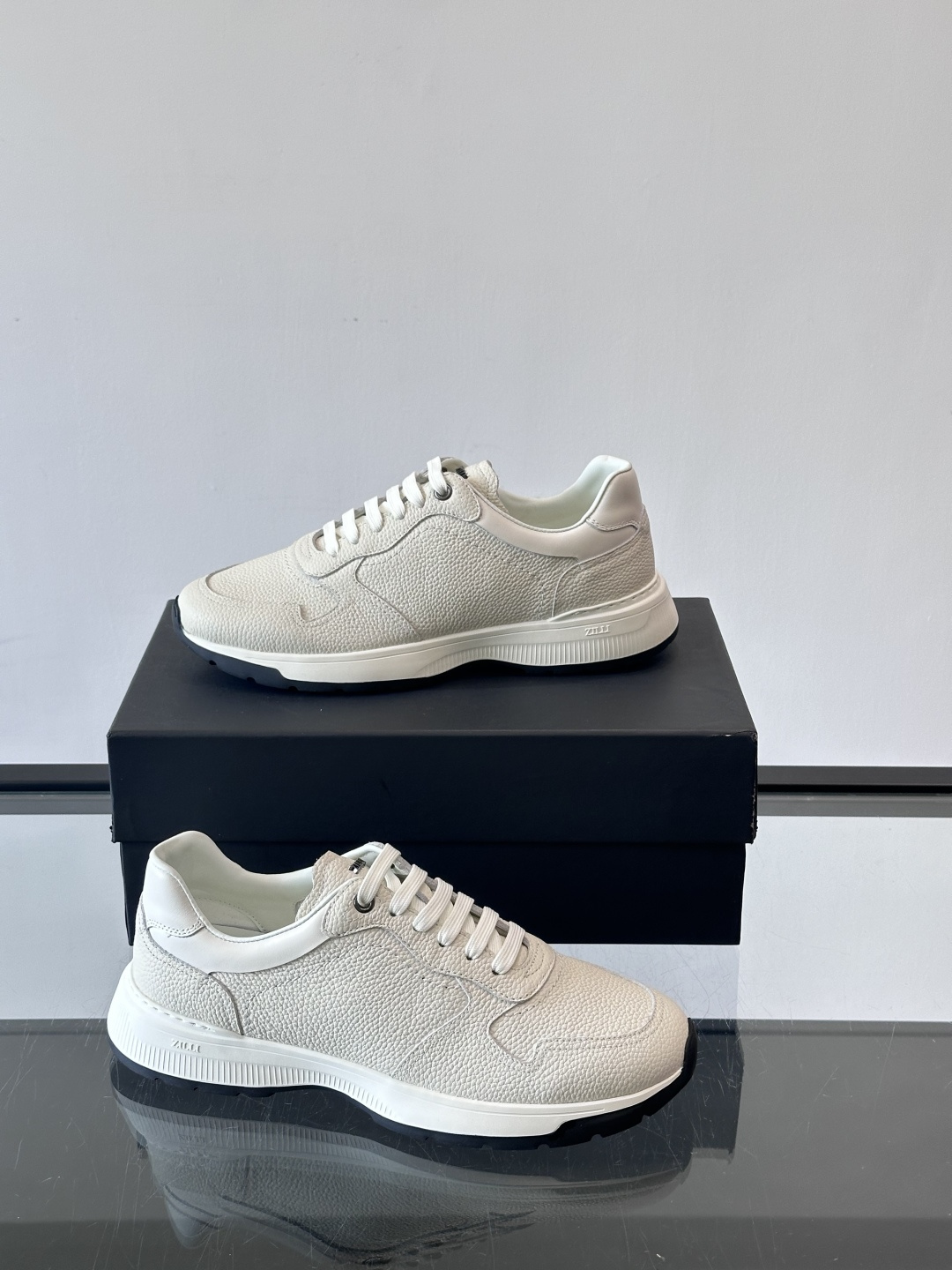 ZILLI男士牛皮休闲运动🏋️鞋，选用优质头层牛皮，鞋面光滑细腻，质感满分。经典低帮系带设计，鞋侧和鞋底