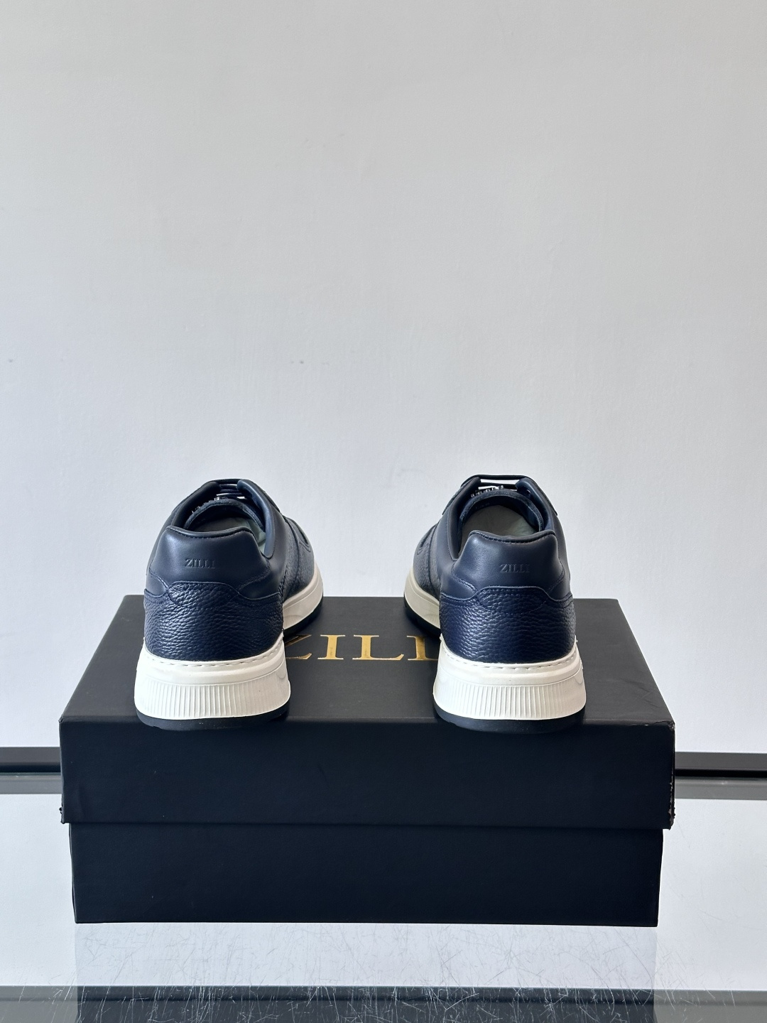 ZILLI男士牛皮休闲运动🏋️鞋，选用优质头层牛皮，鞋面光滑细腻，质感满分。经典低帮系带设计，鞋侧和鞋底