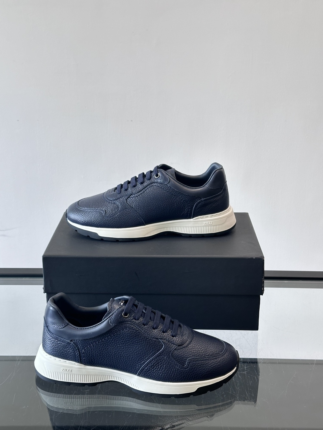 ZILLI男士牛皮休闲运动🏋️鞋，选用优质头层牛皮，鞋面光滑细腻，质感满分。经典低帮系带设计，鞋侧和鞋底