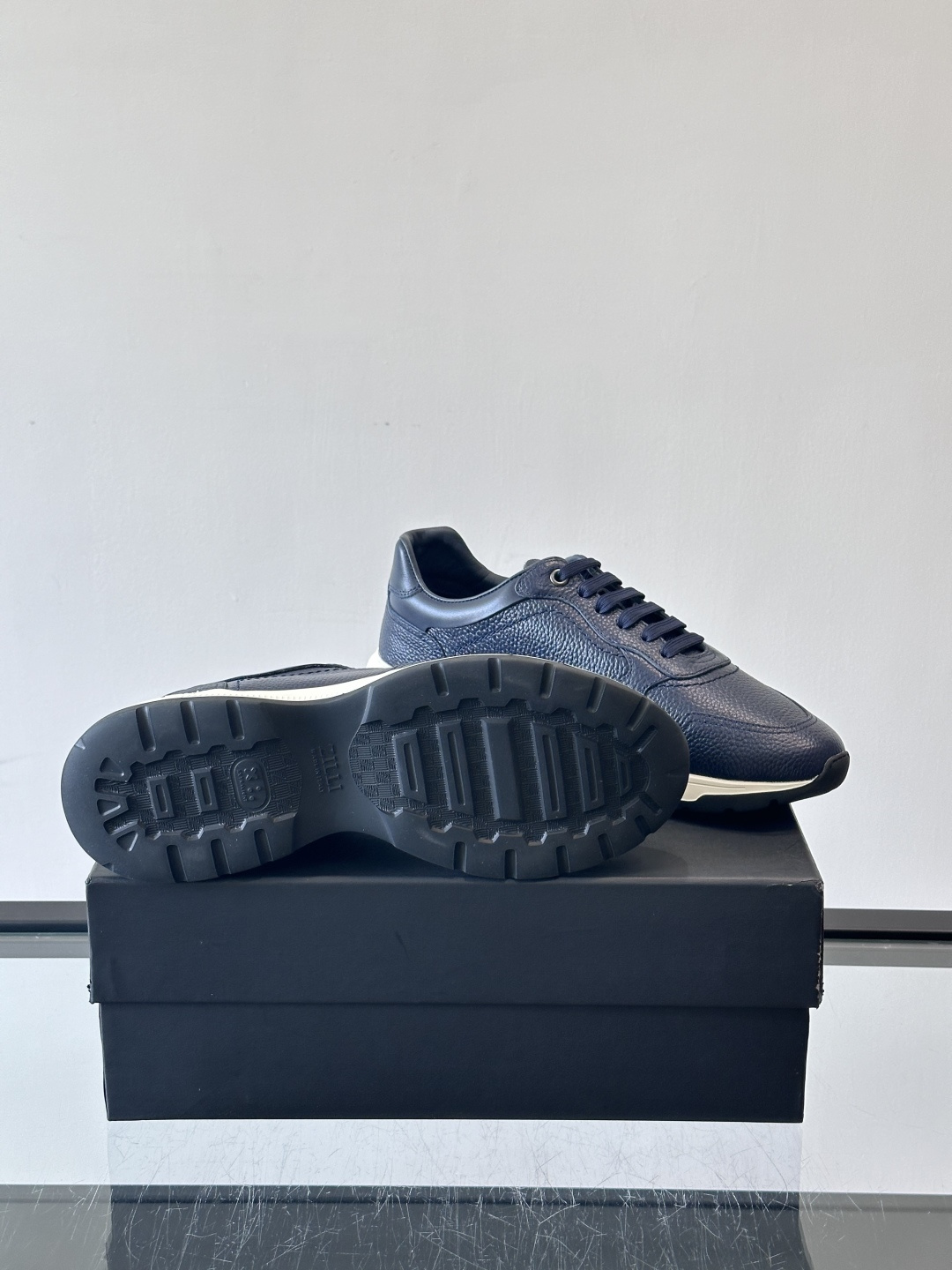 ZILLI男士牛皮休闲运动🏋️鞋，选用优质头层牛皮，鞋面光滑细腻，质感满分。经典低帮系带设计，鞋侧和鞋底