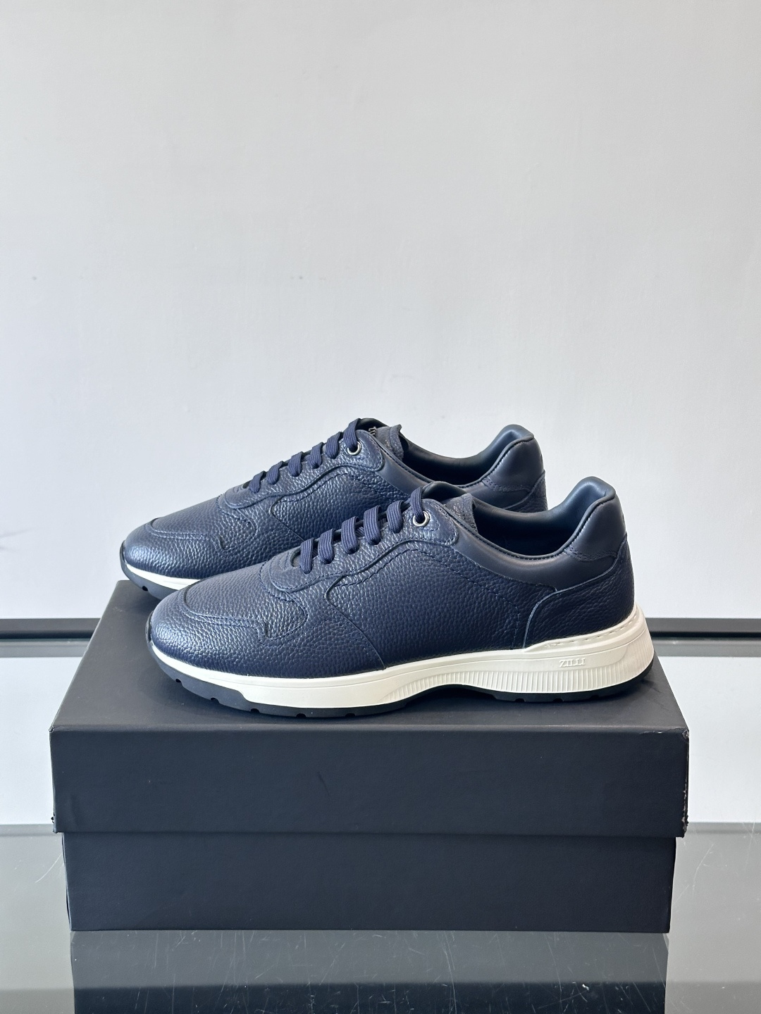 ZILLI男士牛皮休闲运动🏋️鞋，选用优质头层牛皮，鞋面光滑细腻，质感满分。经典低帮系带设计，鞋侧和鞋底