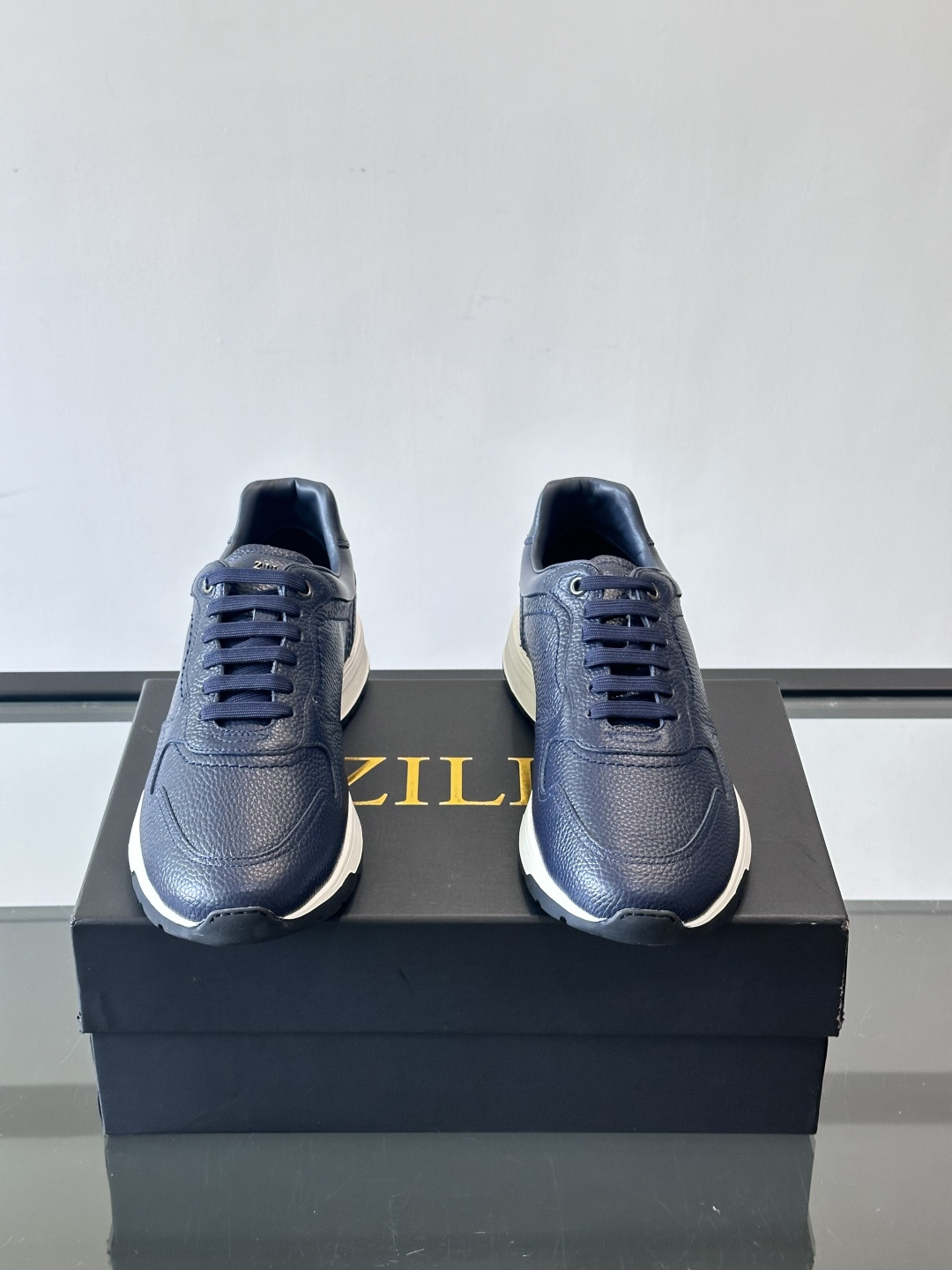 ZILLI男士牛皮休闲运动🏋️鞋，选用优质头层牛皮，鞋面光滑细腻，质感满分。经典低帮系带设计，鞋侧和鞋底