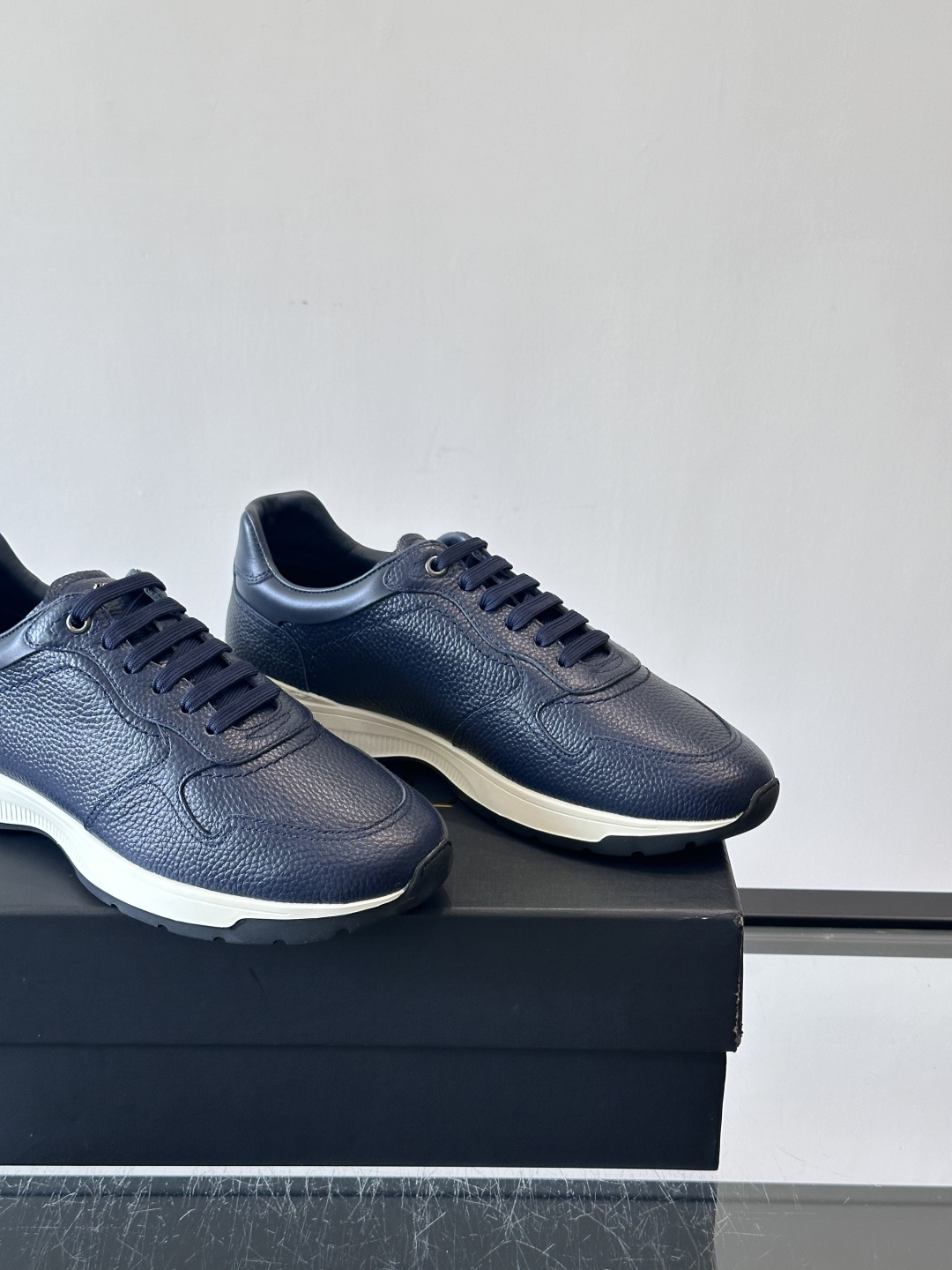 ZILLI男士牛皮休闲运动🏋️鞋，选用优质头层牛皮，鞋面光滑细腻，质感满分。经典低帮系带设计，鞋侧和鞋底